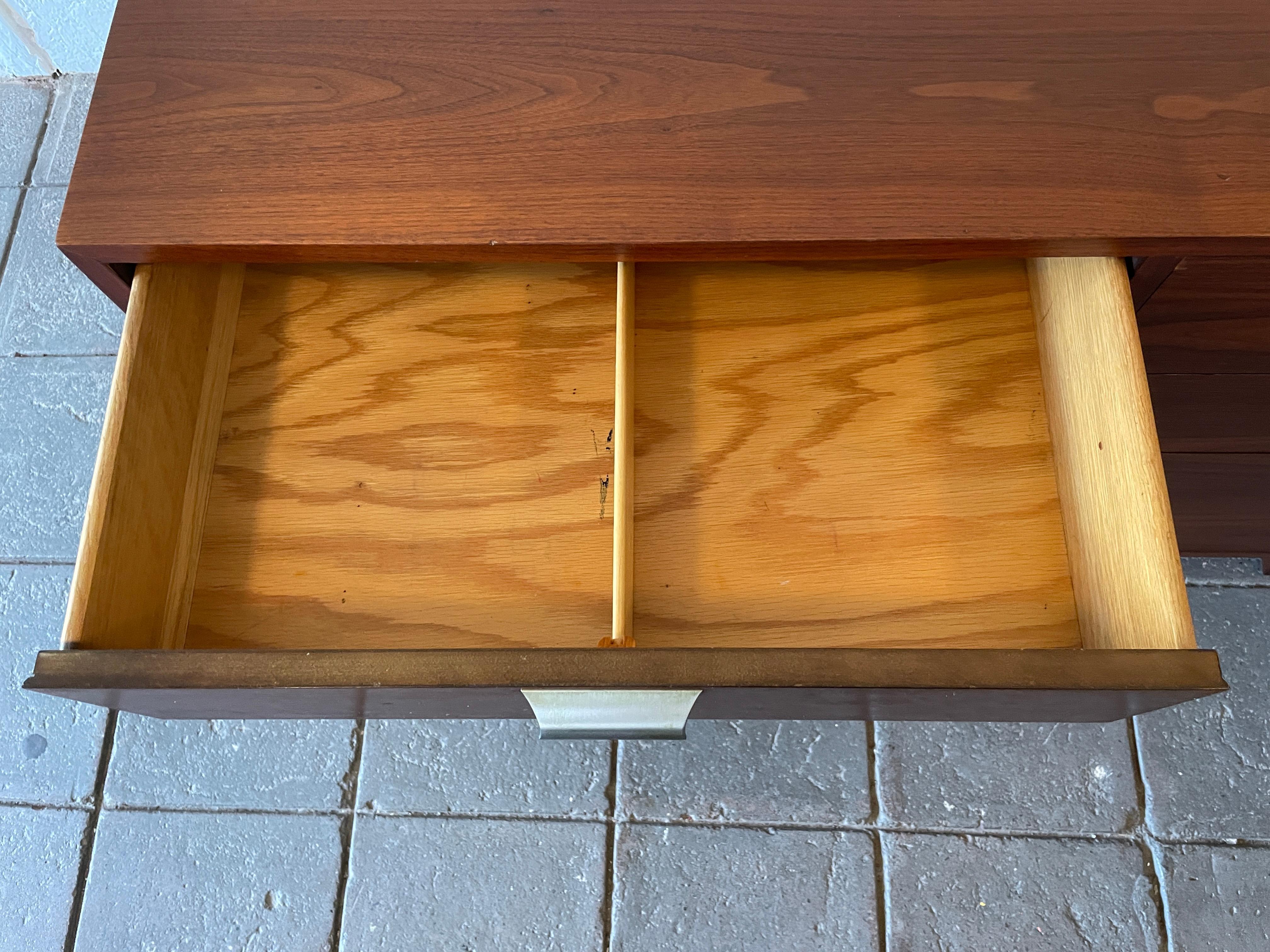 Mid Century Modern Nogal 6 Cajones Cómoda Credenza Aluminio en venta