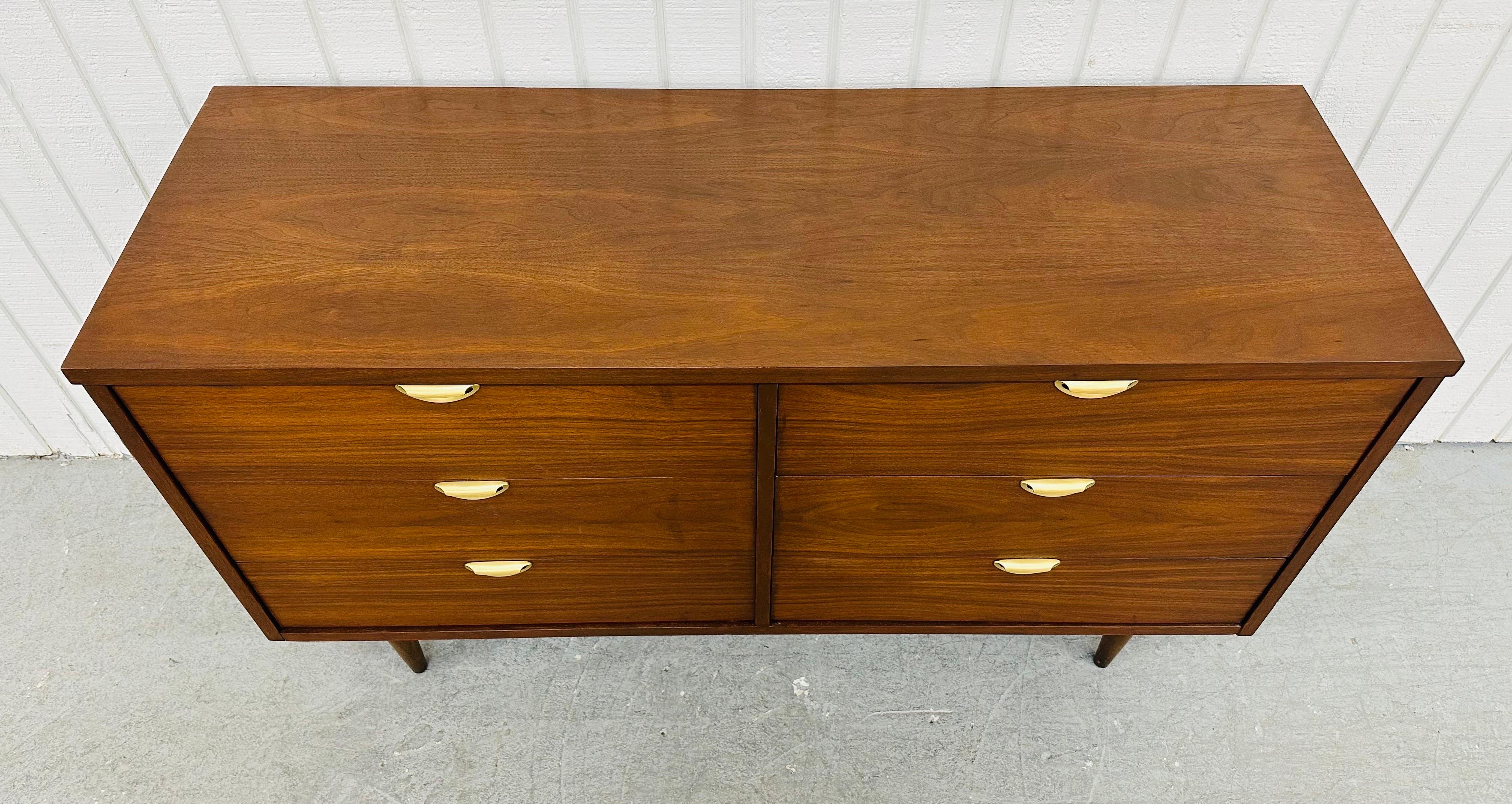 Mid-Century Modern Walnut 6-Drawer Dresser In Good Condition In Clarksboro, NJ