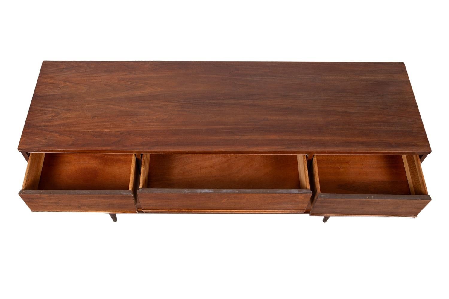 Una cassettiera elegante. Si tratta di un bellissimo esempio di artigianato Mid-Century di Dixie Furniture, dotato di nove cassetti per un ampio spazio di archiviazione.  Un pezzo estremamente ben fatto e solido in buone condizioni, con linee