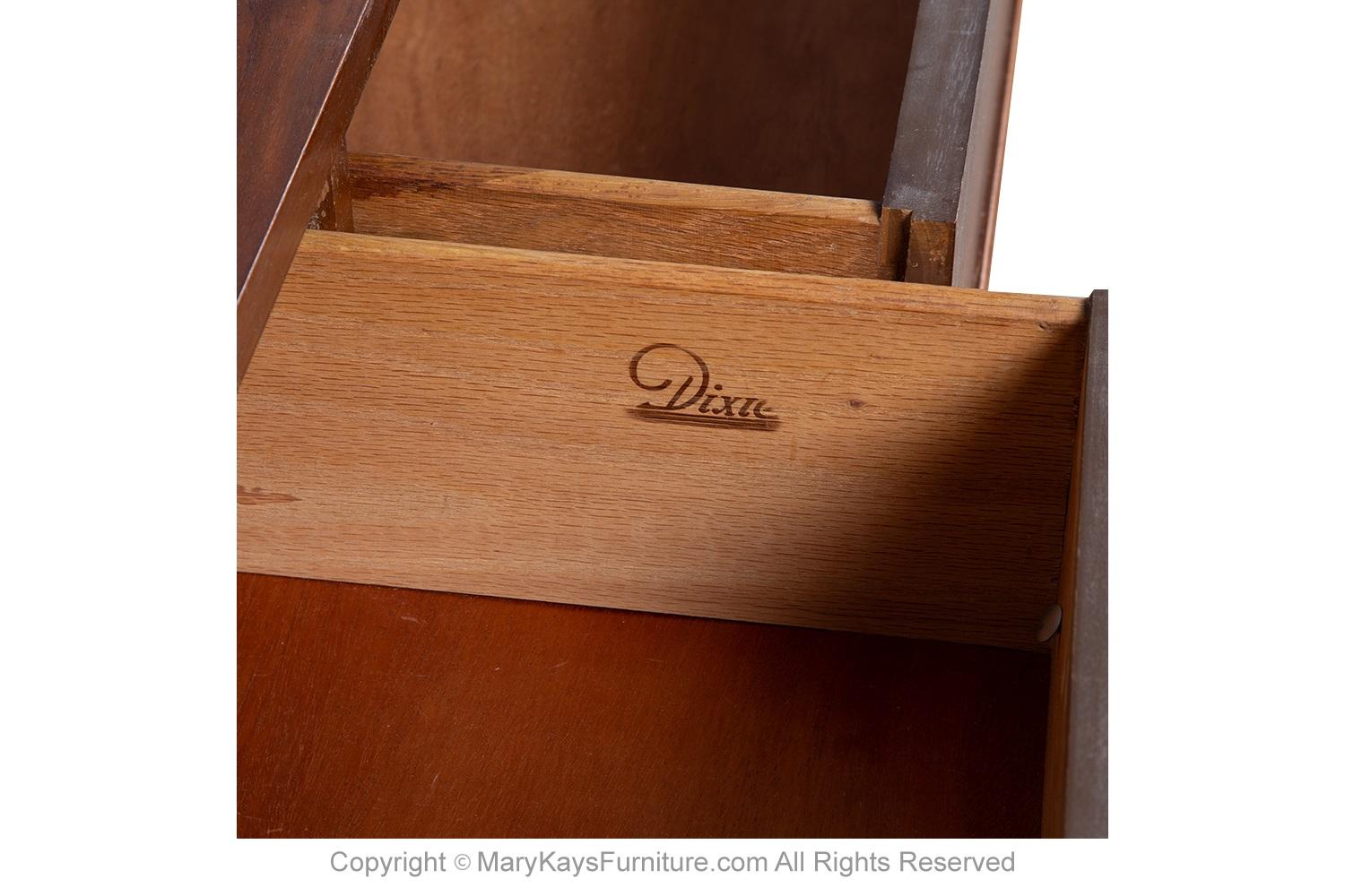 Mid-Century moderno Comò a 9 cassetti in legno di noce di Dixie, stile metà secolo moderno in vendita