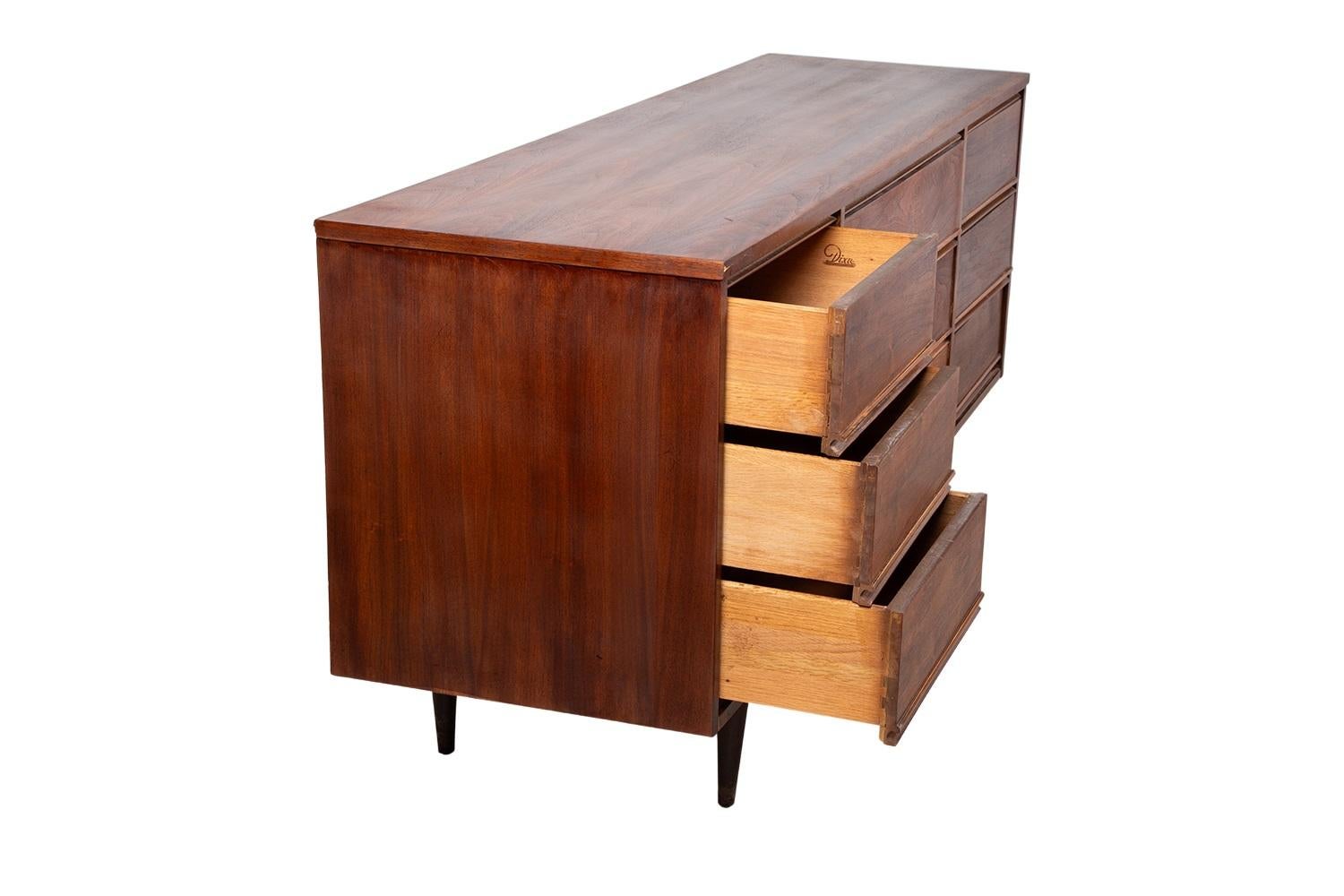 Americano Comò a 9 cassetti in legno di noce di Dixie, stile metà secolo moderno in vendita