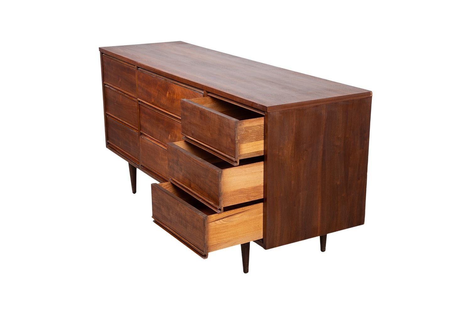 Comò a 9 cassetti in legno di noce di Dixie, stile metà secolo moderno In condizioni discrete in vendita a Baltimore, MD