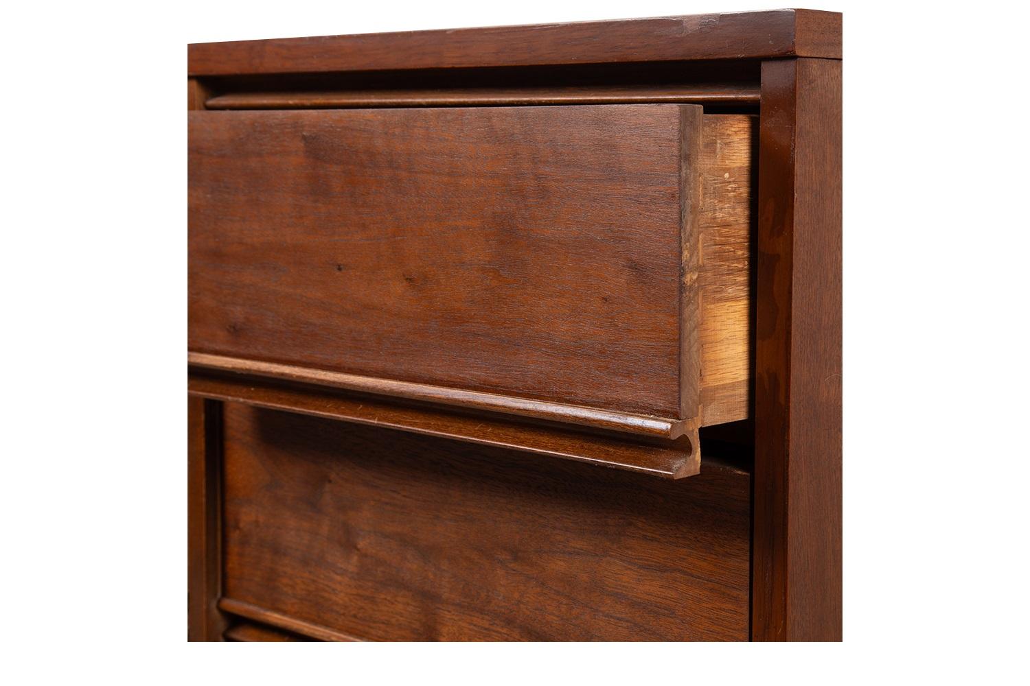 Metà XX secolo Comò a 9 cassetti in legno di noce di Dixie, stile metà secolo moderno in vendita