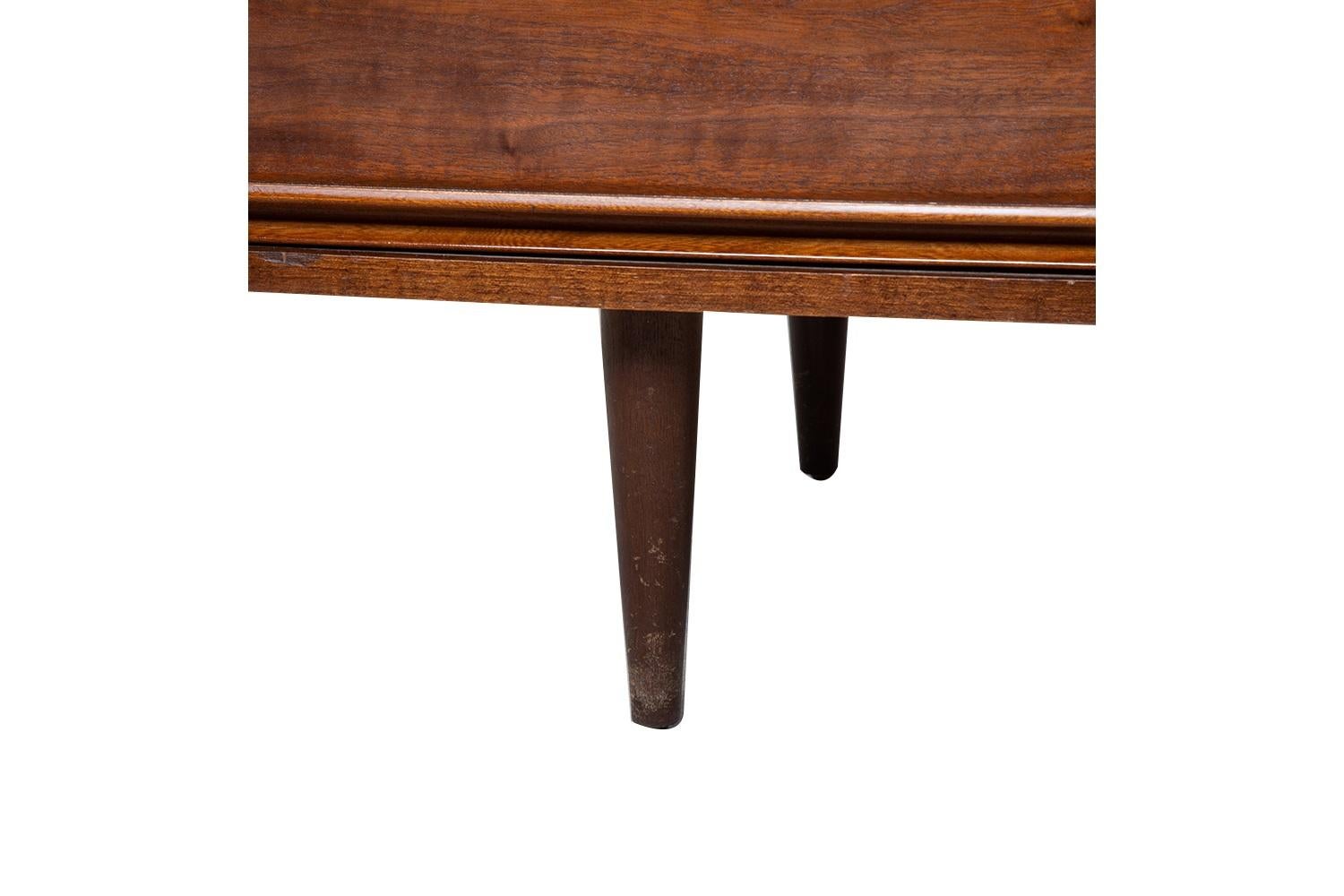 Noce Comò a 9 cassetti in legno di noce di Dixie, stile metà secolo moderno in vendita
