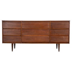 Moderne Nussbaum-Kommode mit 9 Schubladen von Dixie (Mitte des Jahrhunderts)