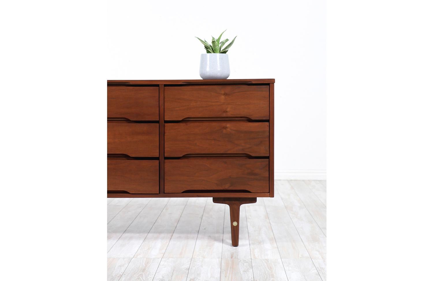 American Mid-Century Modern Walnut 9-Drawer Dresser by Stanley Furniture