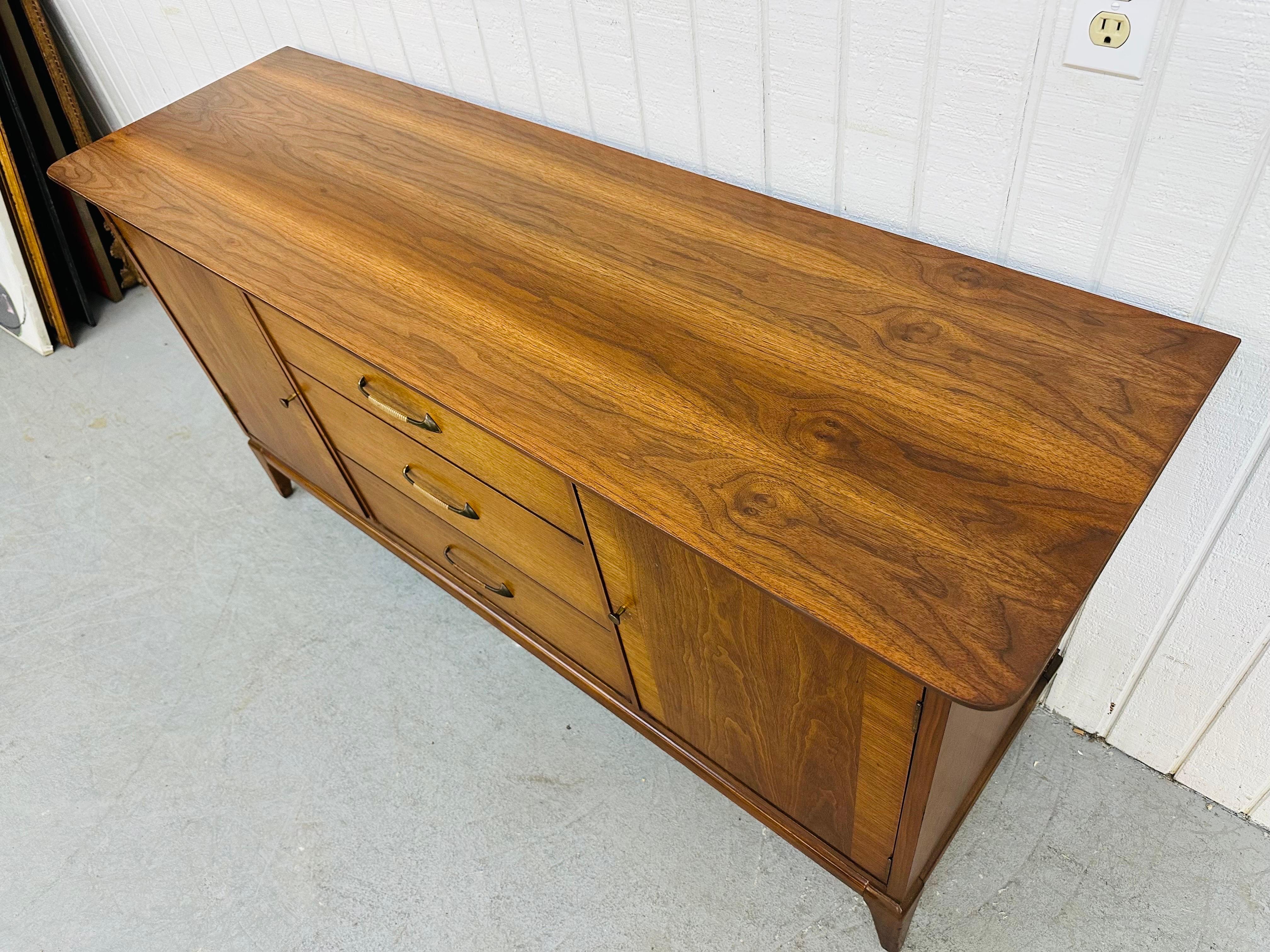 Mid-Century Modern Walnut 9-Drawer Dresser In Good Condition In Clarksboro, NJ