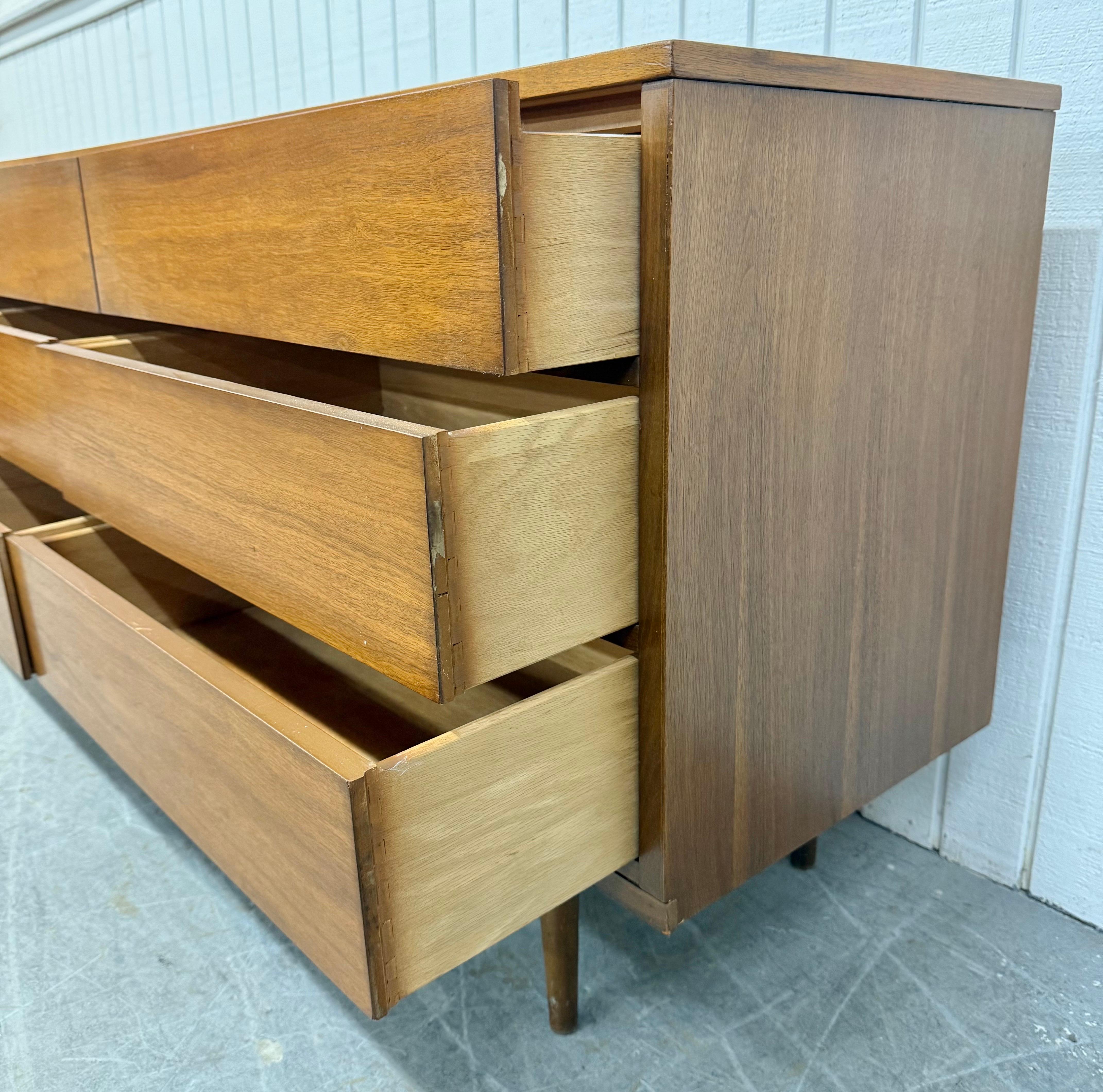 Cómoda de 9 cajones de nogal moderna de mediados de siglo Madera en venta