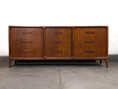 Mid Century Modern Nussbaum 9-Schubladen Lowboy Kommode von Widdicomb, c1960s
