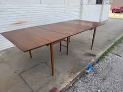 Tavolo da pranzo in noce in stile Mid-Century Modern con piano ribaltabile, 97"