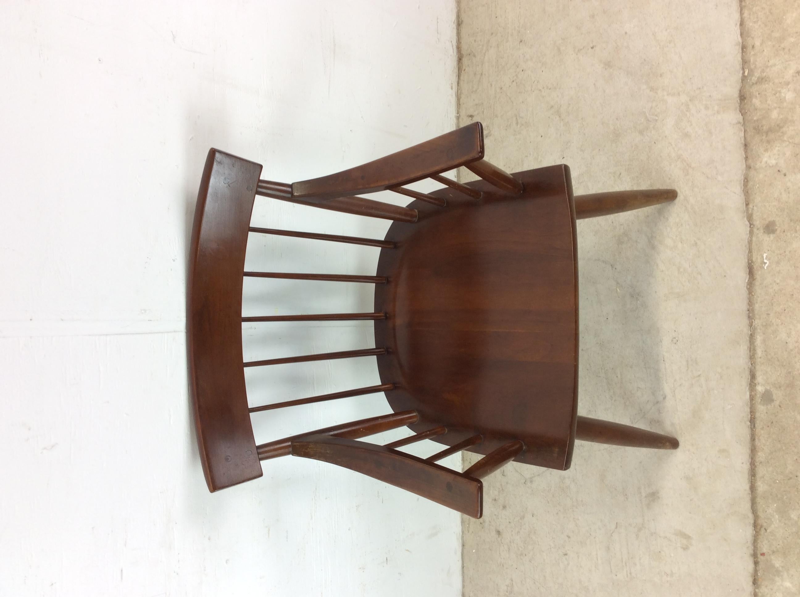 Sedia da salotto in noce con braccioli del Mid Century Modern In condizioni buone in vendita a Freehold, NJ