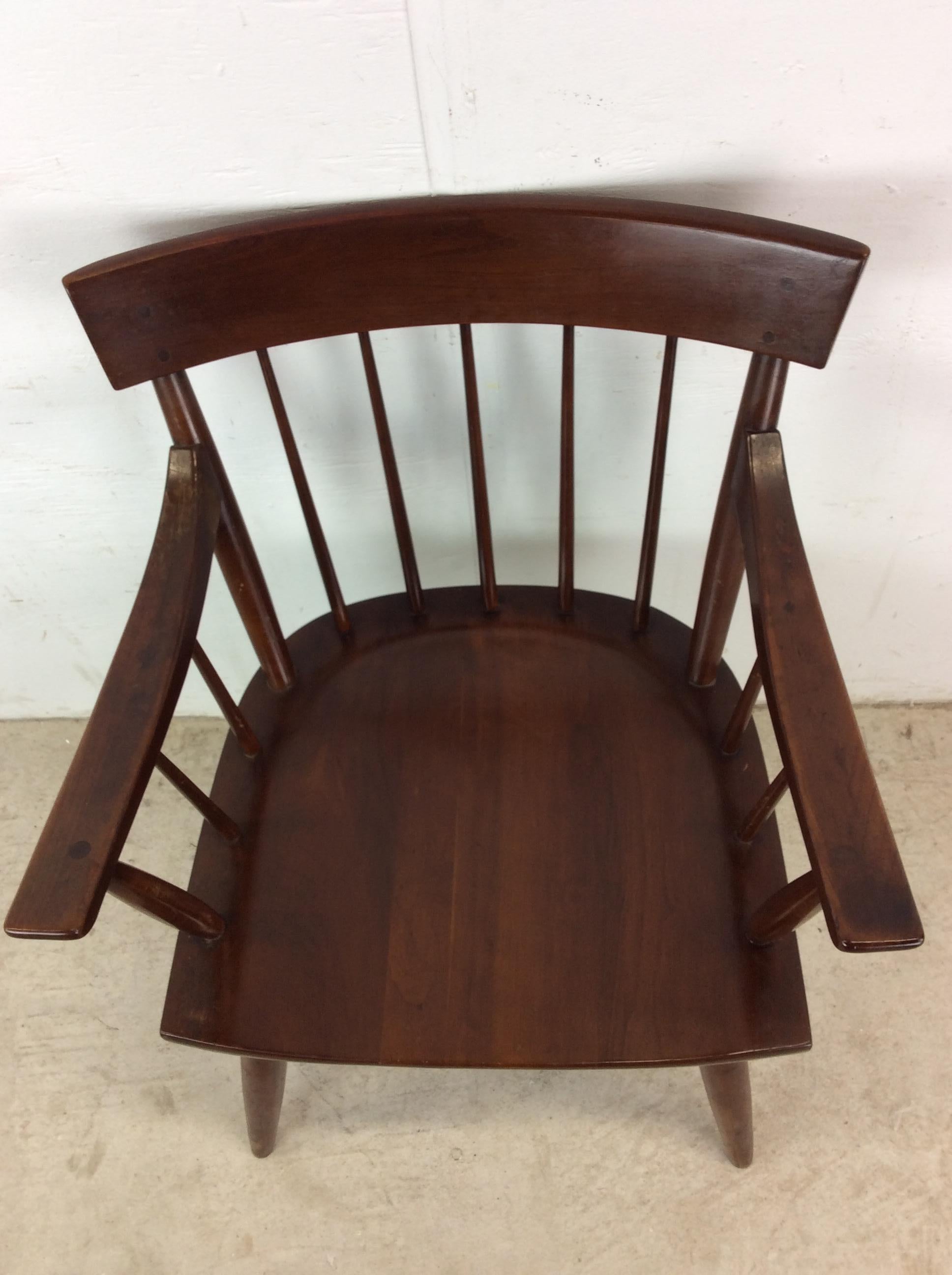 Noce Sedia da salotto in noce con braccioli del Mid Century Modern in vendita