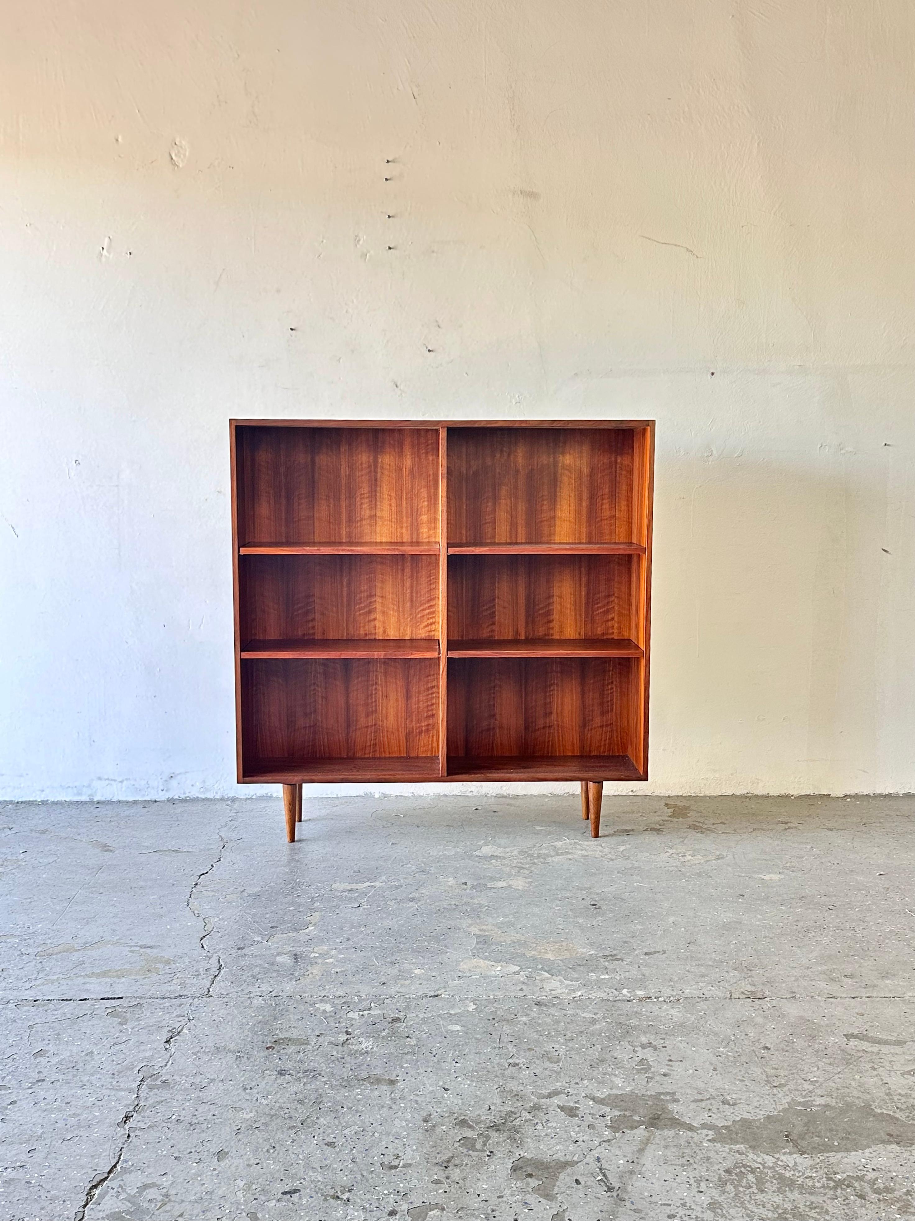 Mid Century Modern Walnut Adjustable Bookcase Display Cabinet
Need a place to store books, glassware or something else cool that you like to collect? Here is your solution!
This Book case has a beautiful wood grain. Adjustable shelves . Just a great