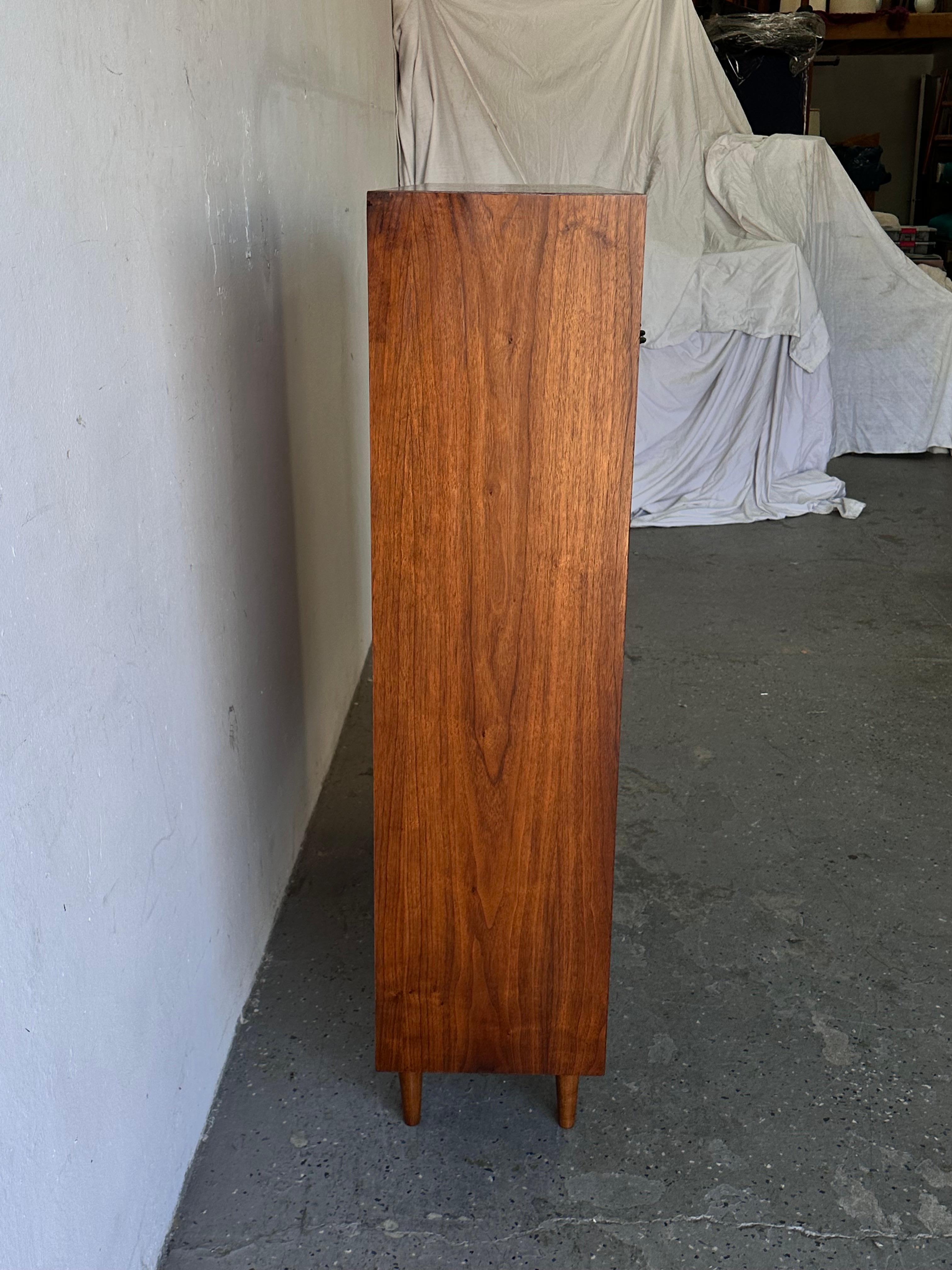 Mid Century Modern Walnut Adjustable Bookcase Display Cabinet In Good Condition In Las Vegas, NV