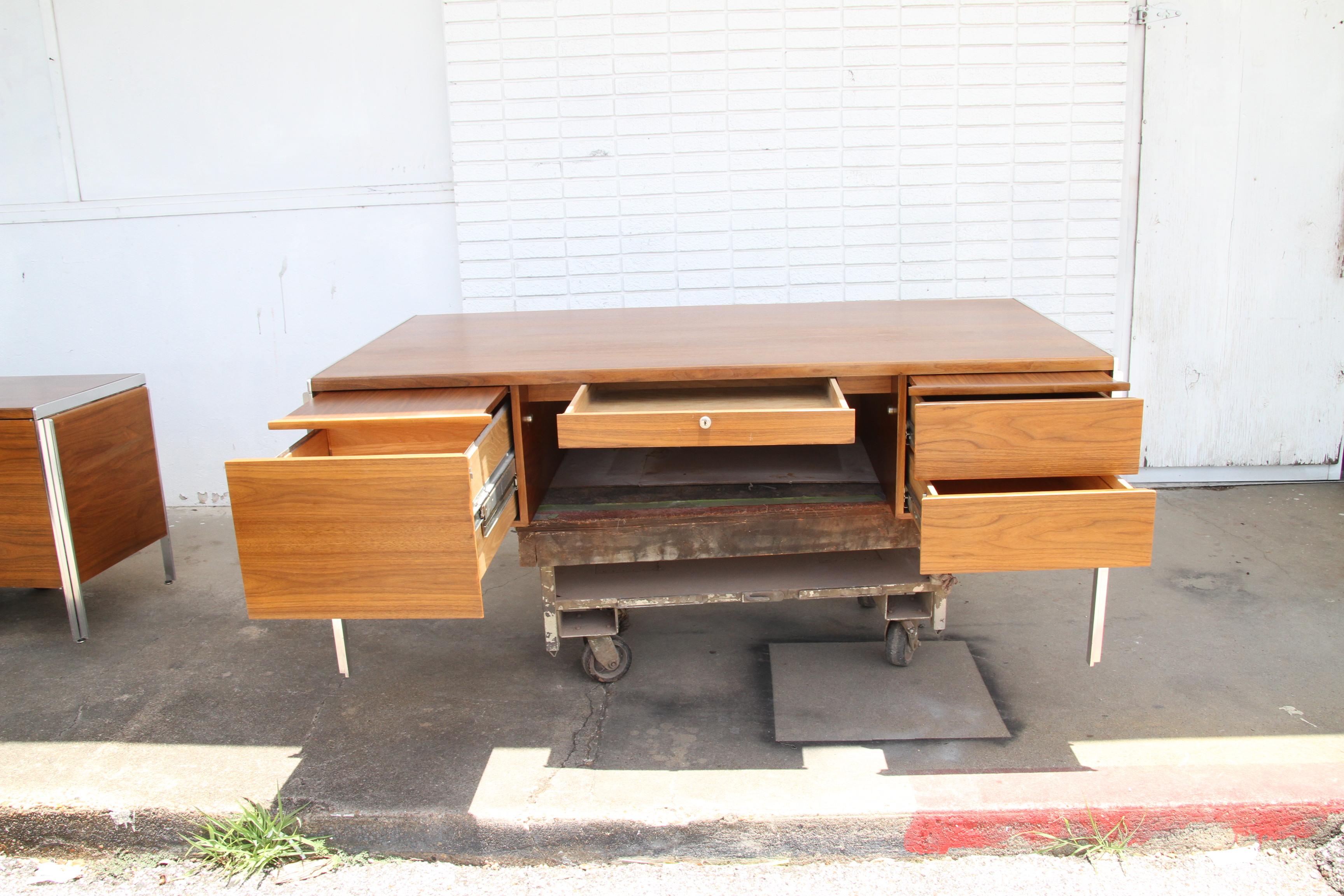 North American Mid-Century Modern Walnut and Aluminium Desk by Alexis Yermakov for Stow Davis For Sale