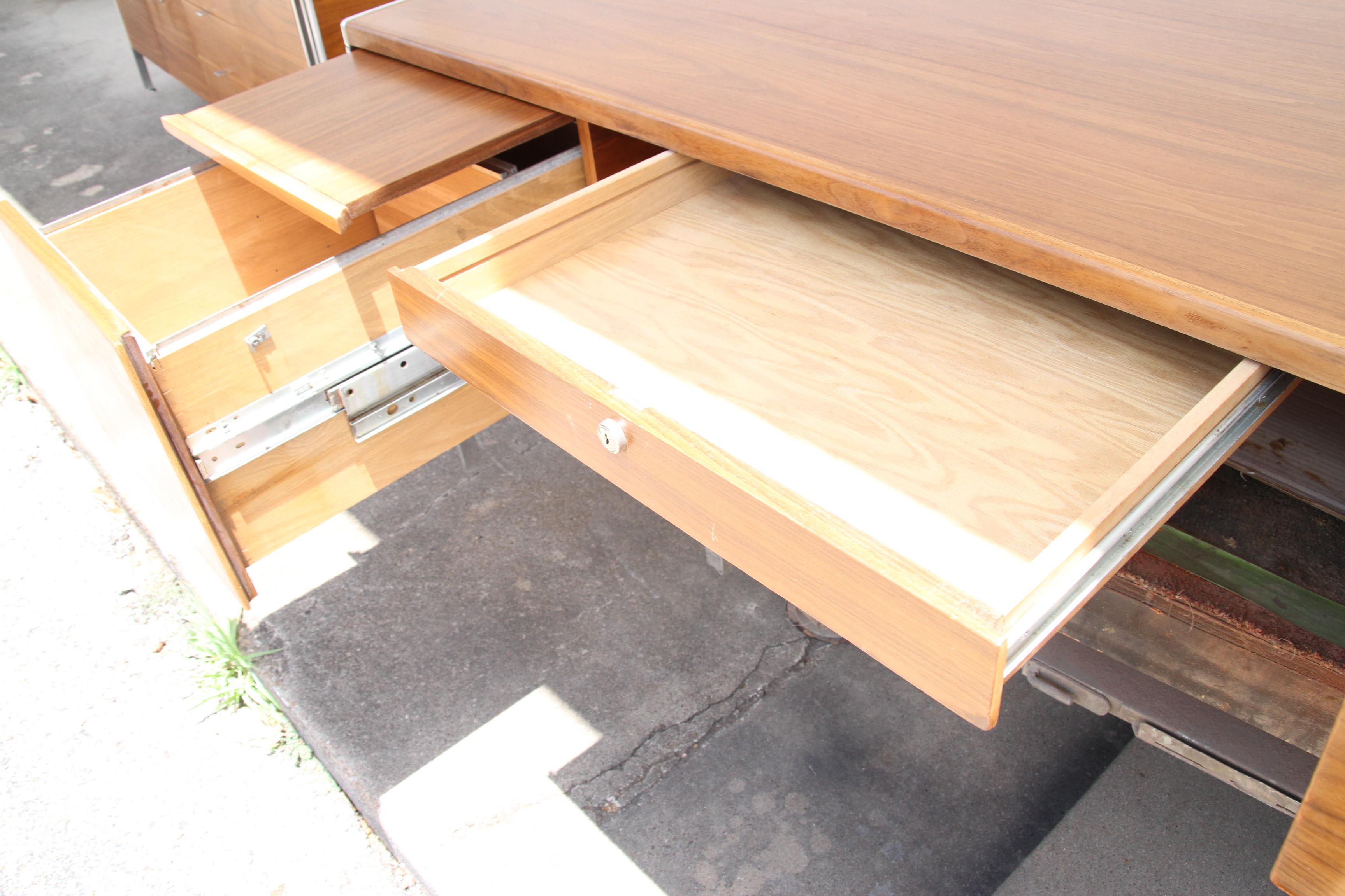 Mid-Century Modern Walnut and Aluminium Desk by Alexis Yermakov for Stow Davis In Good Condition For Sale In Pasadena, TX