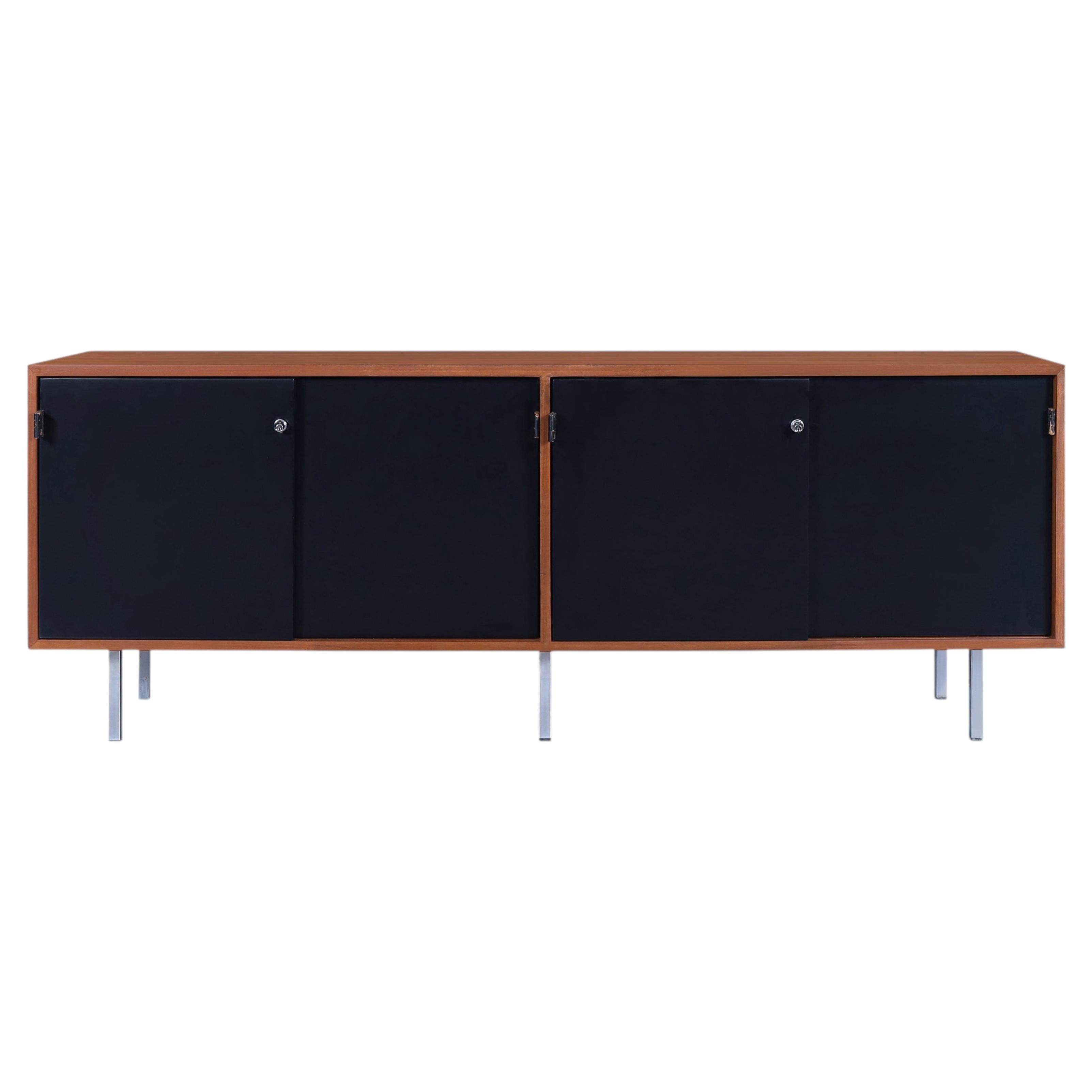 Crédence en noyer et laque noire moderne du milieu du siècle par Florence Knoll en vente