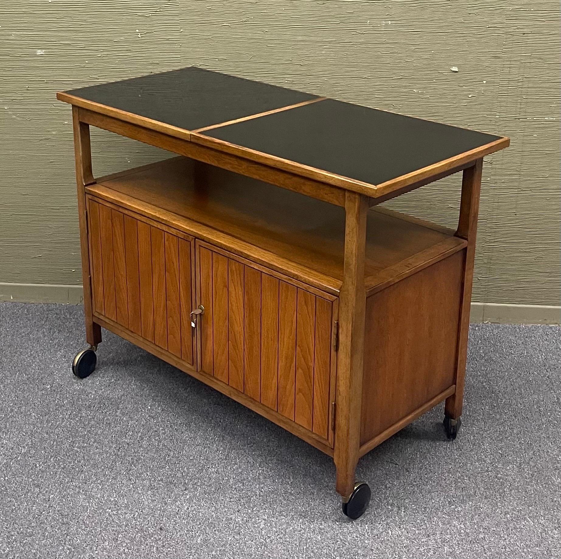 Ausziehbarer Barwagen aus Nussbaum und schwarzem Laminat, Moderne der Mitte des Jahrhunderts 10
