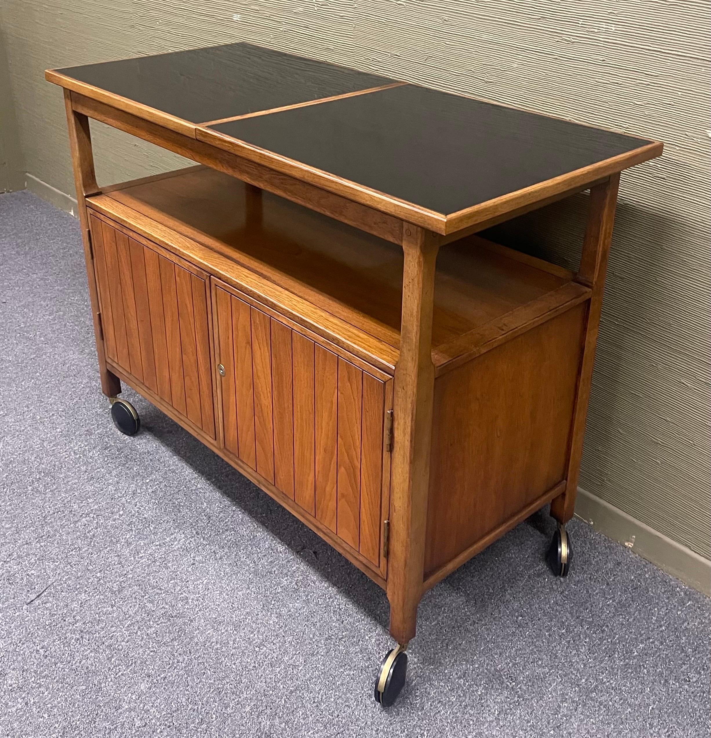 Mid-Century Modern Walnut and Black Laminate Expanding Bar Cart In Good Condition For Sale In San Diego, CA