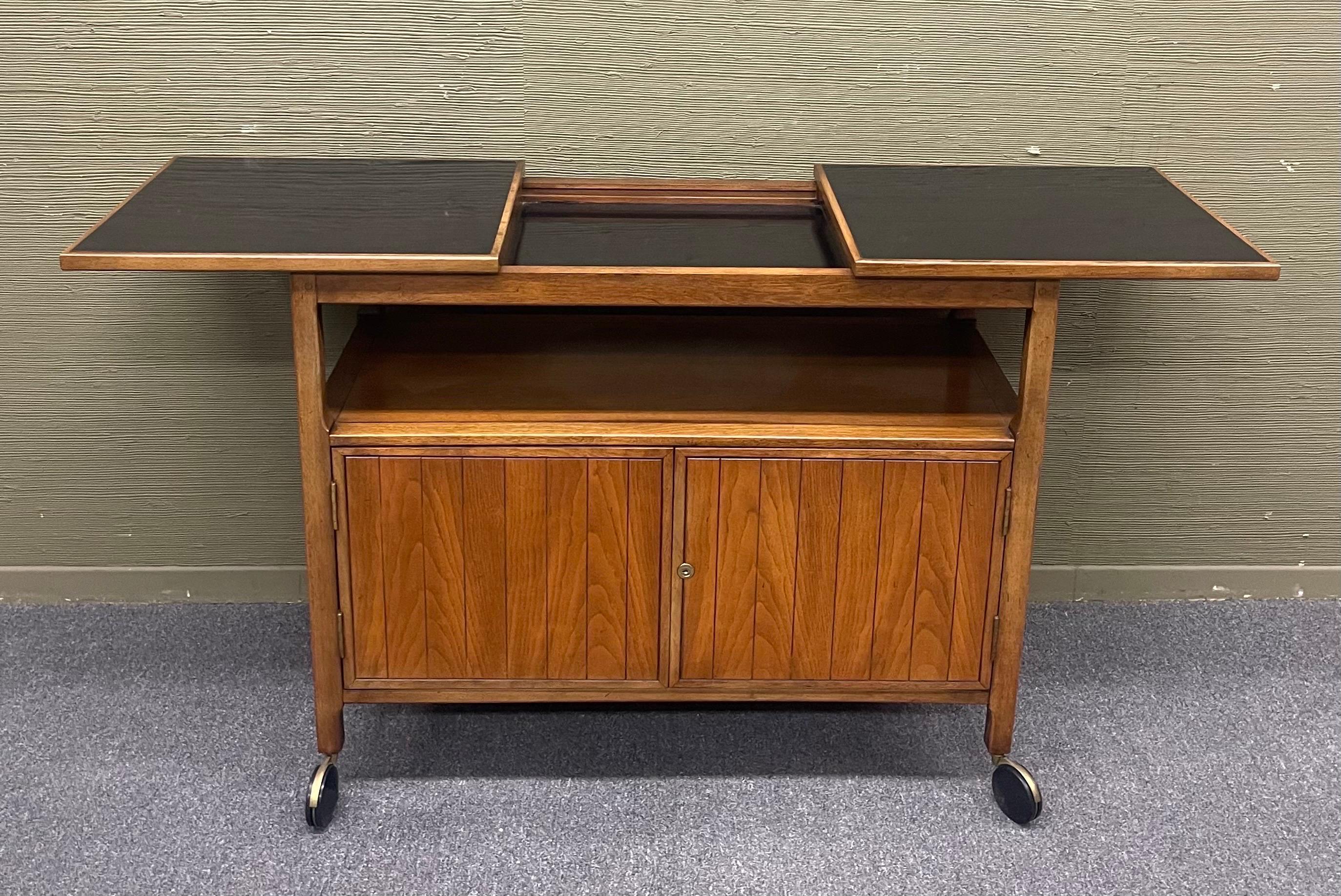 Mid-Century Modern Walnut and Black Laminate Expanding Bar Cart For Sale 2
