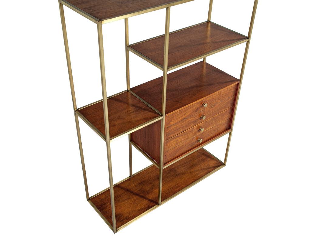 Mid-Century Modern Walnut and Brass Bookcase Etagere by Paul McCobb im Angebot 3