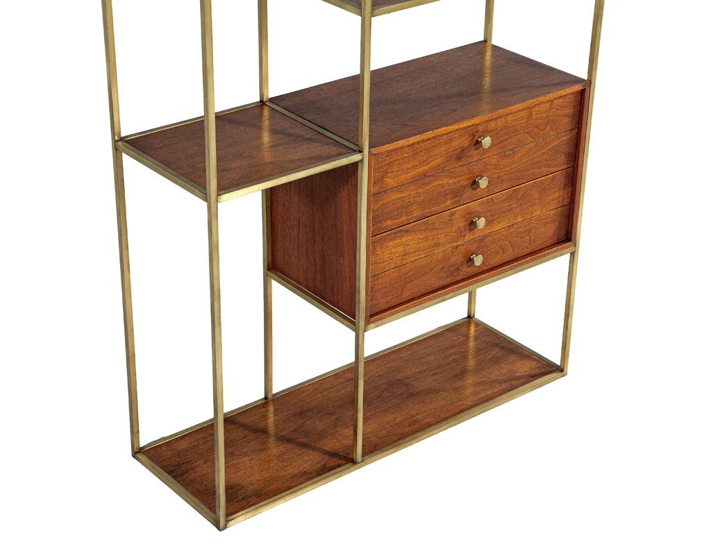 Mid-Century Modern Walnut and Brass Bookcase Etagere by Paul McCobb im Angebot 4