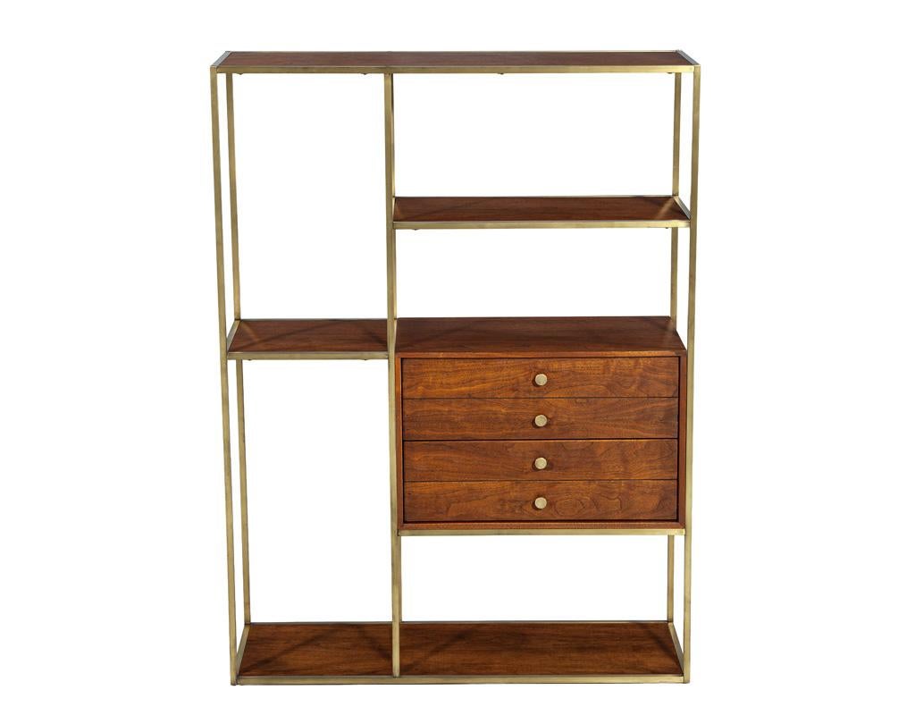 Mid-Century Modern Walnut and Brass Bookcase Etagere by Paul McCobb (Moderne der Mitte des Jahrhunderts) im Angebot