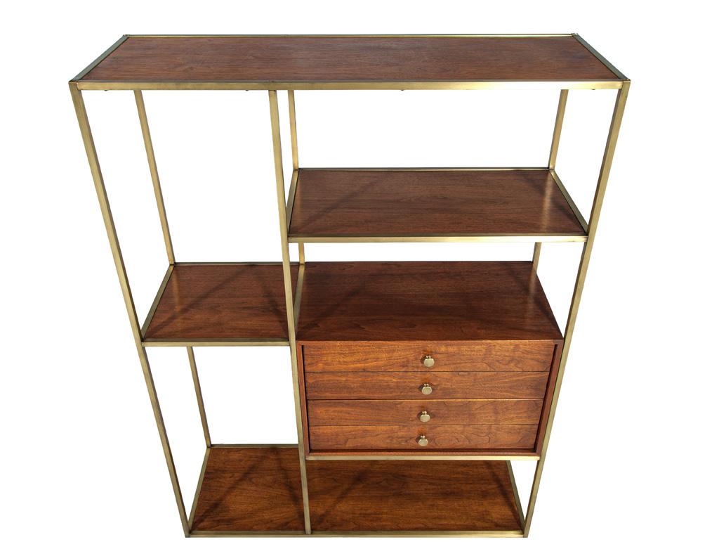 Mid-Century Modern Walnut and Brass Bookcase Etagere by Paul McCobb (amerikanisch) im Angebot