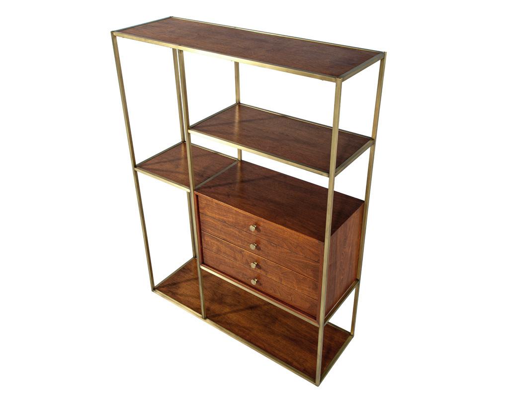 Mid-Century Modern Walnut and Brass Bookcase Etagere by Paul McCobb im Zustand „Gut“ im Angebot in North York, ON