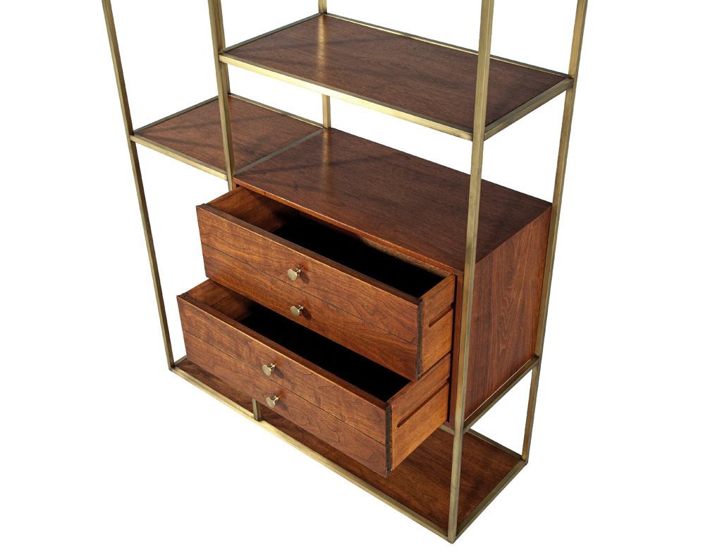 Mid-Century Modern Walnut and Brass Bookcase Etagere by Paul McCobb (Ende des 20. Jahrhunderts) im Angebot