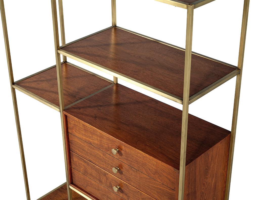Mid-Century Modern Walnut and Brass Bookcase Etagere by Paul McCobb im Angebot 1