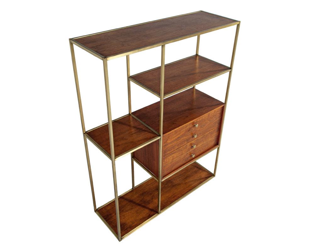 Mid-Century Modern Walnut and Brass Bookcase Etagere by Paul McCobb im Angebot 2