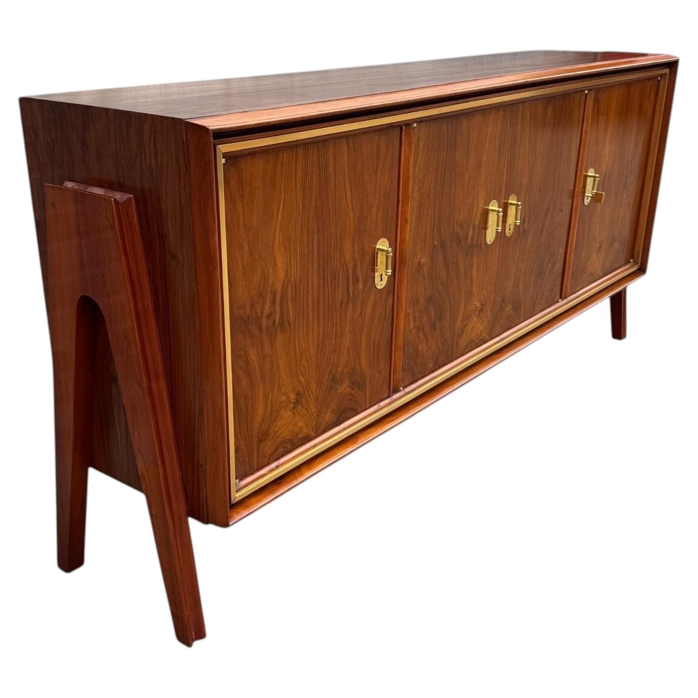 Credenza im Mid-Century-Modern-Stil aus Walnussholz und Messing, Argentinien, 1950er Jahre im Angebot