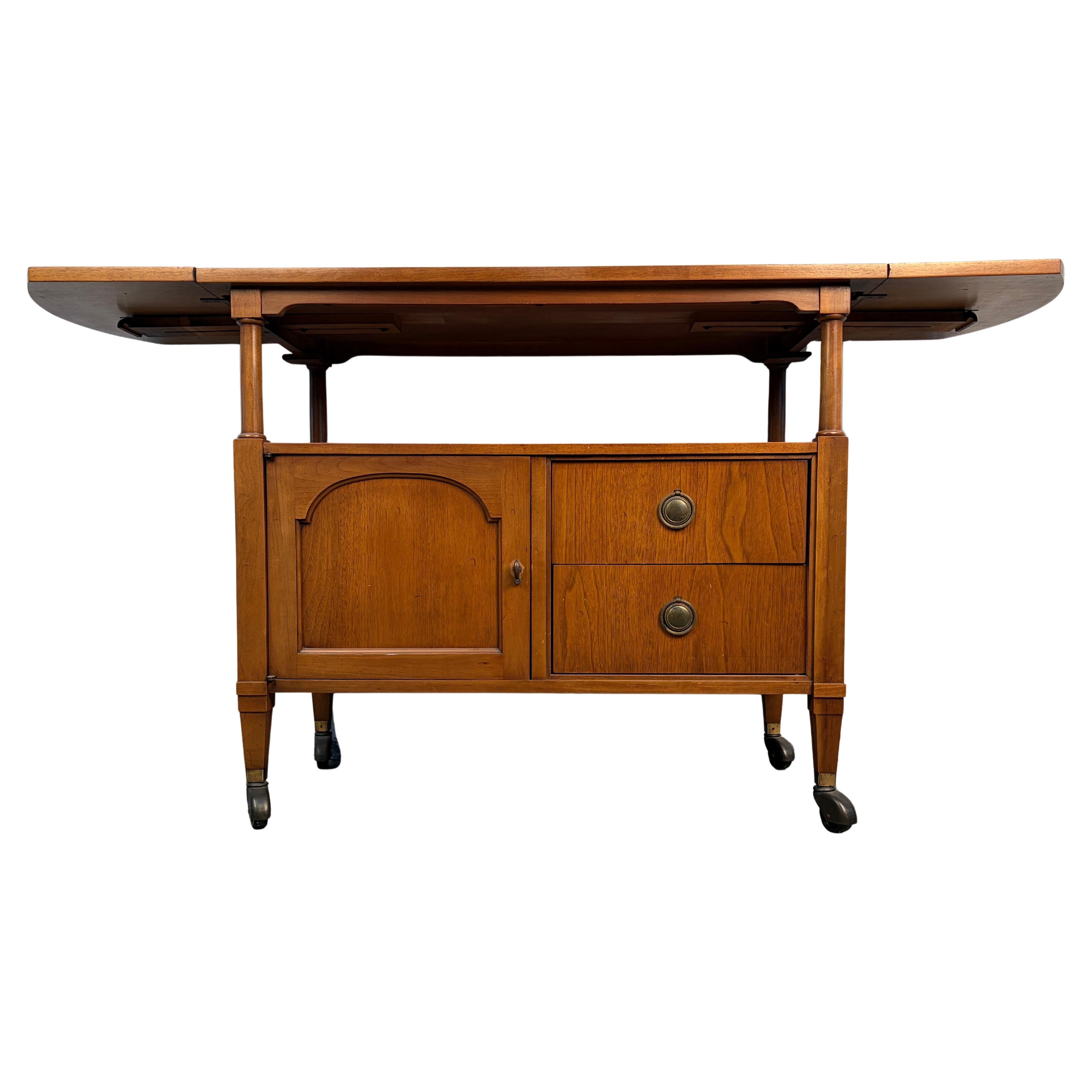 Mid-Century Modern Barwagen aus Nussbaum und Messing mit ausklappbarem Blatt im Angebot