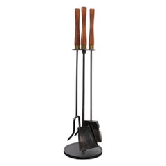 Moderne Feuerwerkzeuge aus Nussbaum und Messing aus der Jahrhundertmitte