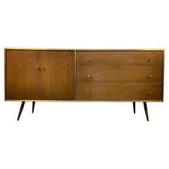 Commode à six tiroirs en noyer et laiton de style moderne du milieu du siècle dernier