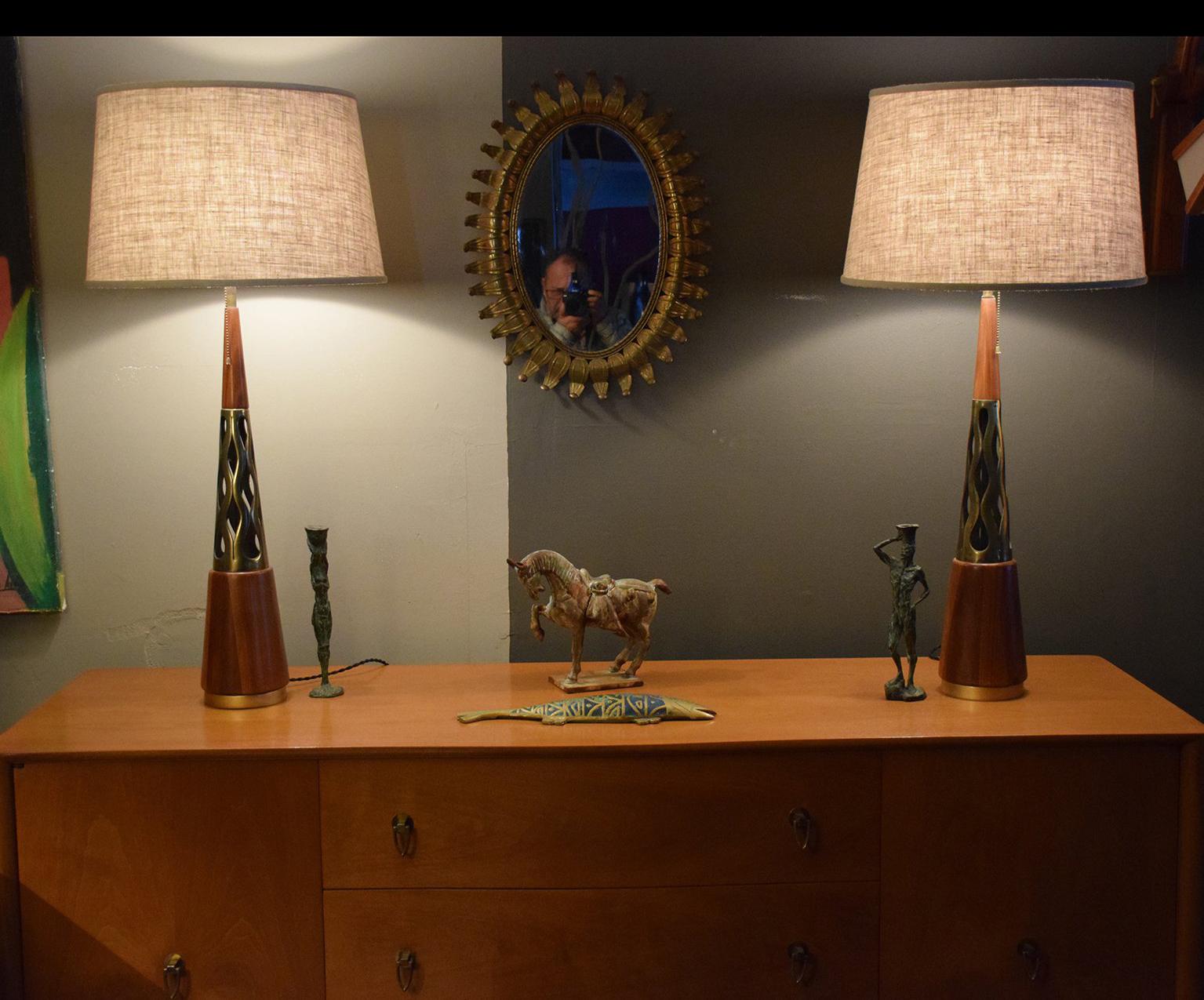 For your consideration a pair of Mid-Century modern table lamps with cone shape. 

Walnut with Brutalist sculptural brass plated insert in the middle. 
lampshade not included (for props only).

The base is metal or gilded. 
Lamps have been