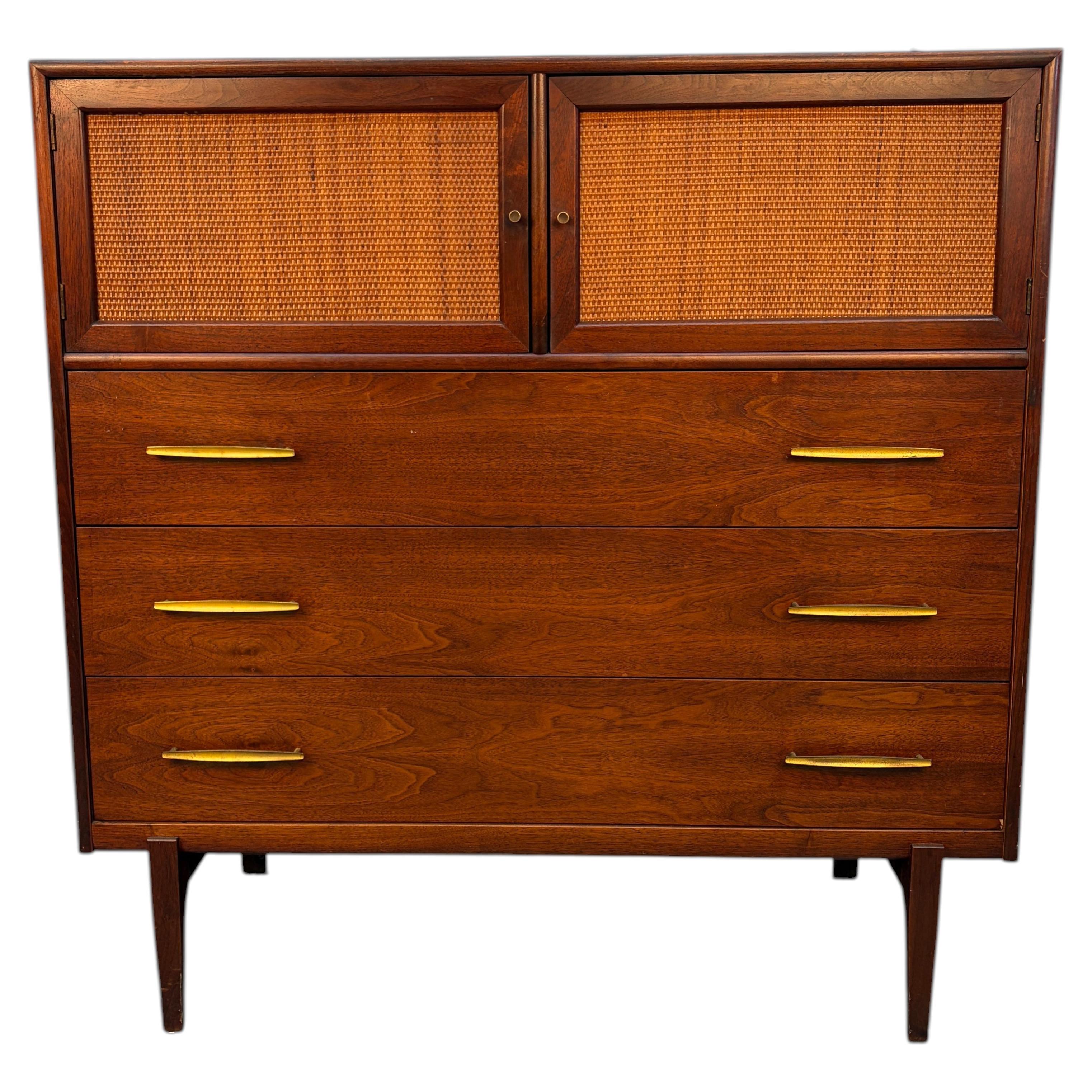 Commode haute moderne du milieu du siècle en noyer et canne par Ramseur Furniture