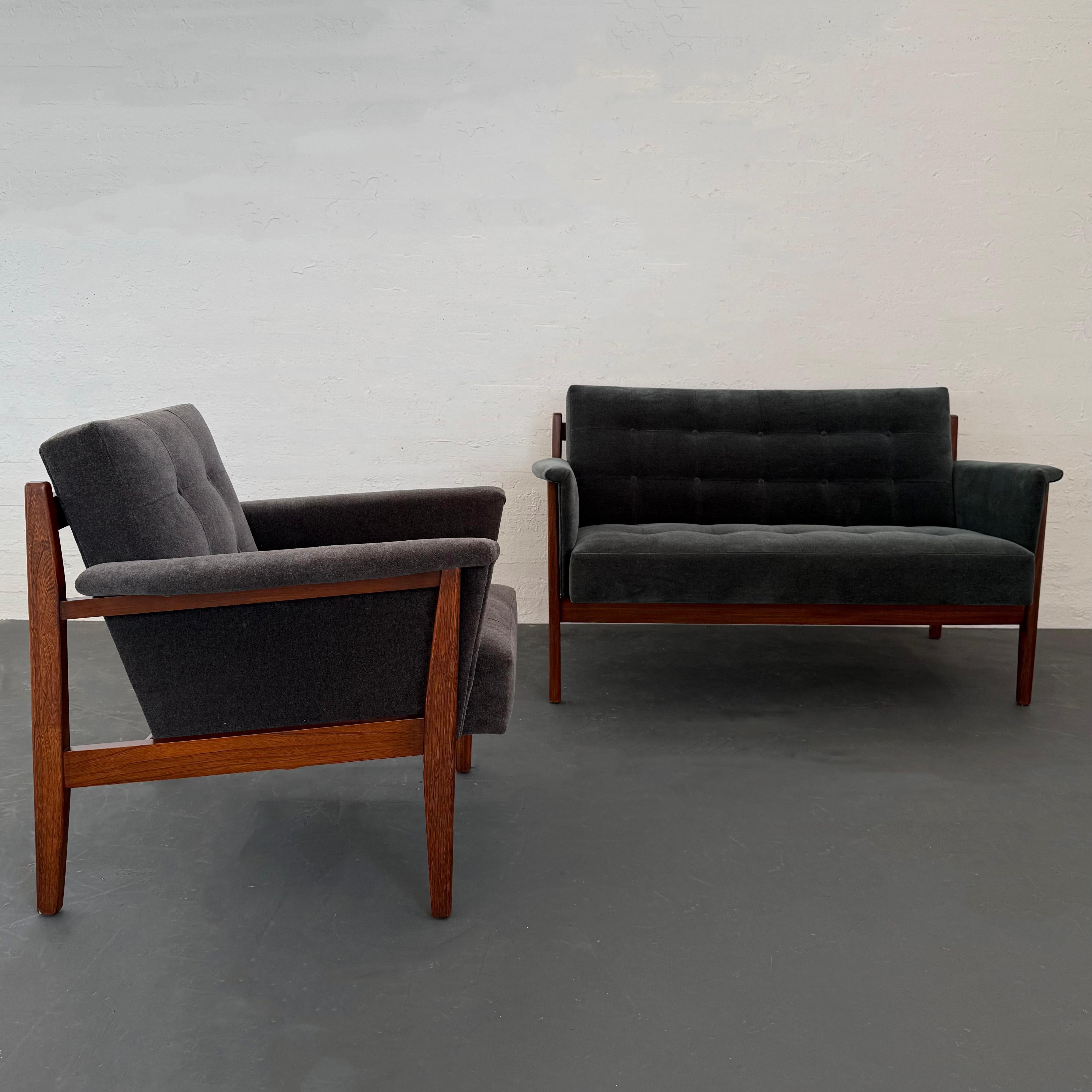 Mid-Century Modern Walnut And Chenille Upholstered Lounge Chair In Good Condition In Brooklyn, NY