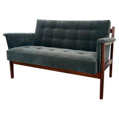 Divano imbottito in noce e ciniglia della linea Mid-Century Modern Loveseat