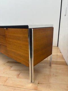 Mid-Century Modern Noce e cromo Credenza di Alexis Yermakov per Stow & Davis