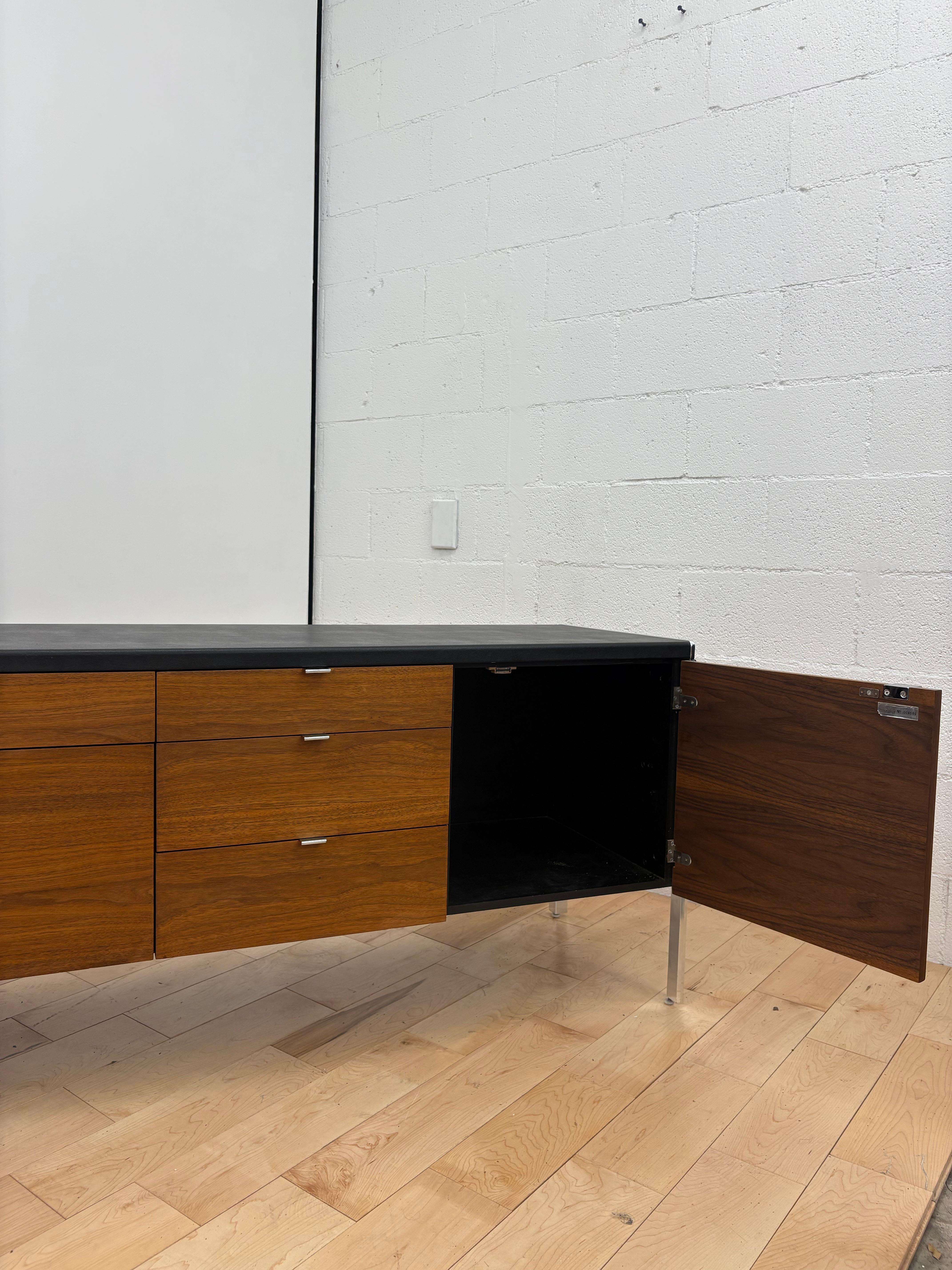 Moderno de mediados de siglo Nogal y cromo  Credenza de Alexis Yermakov para Stow Davis Estadounidense en venta