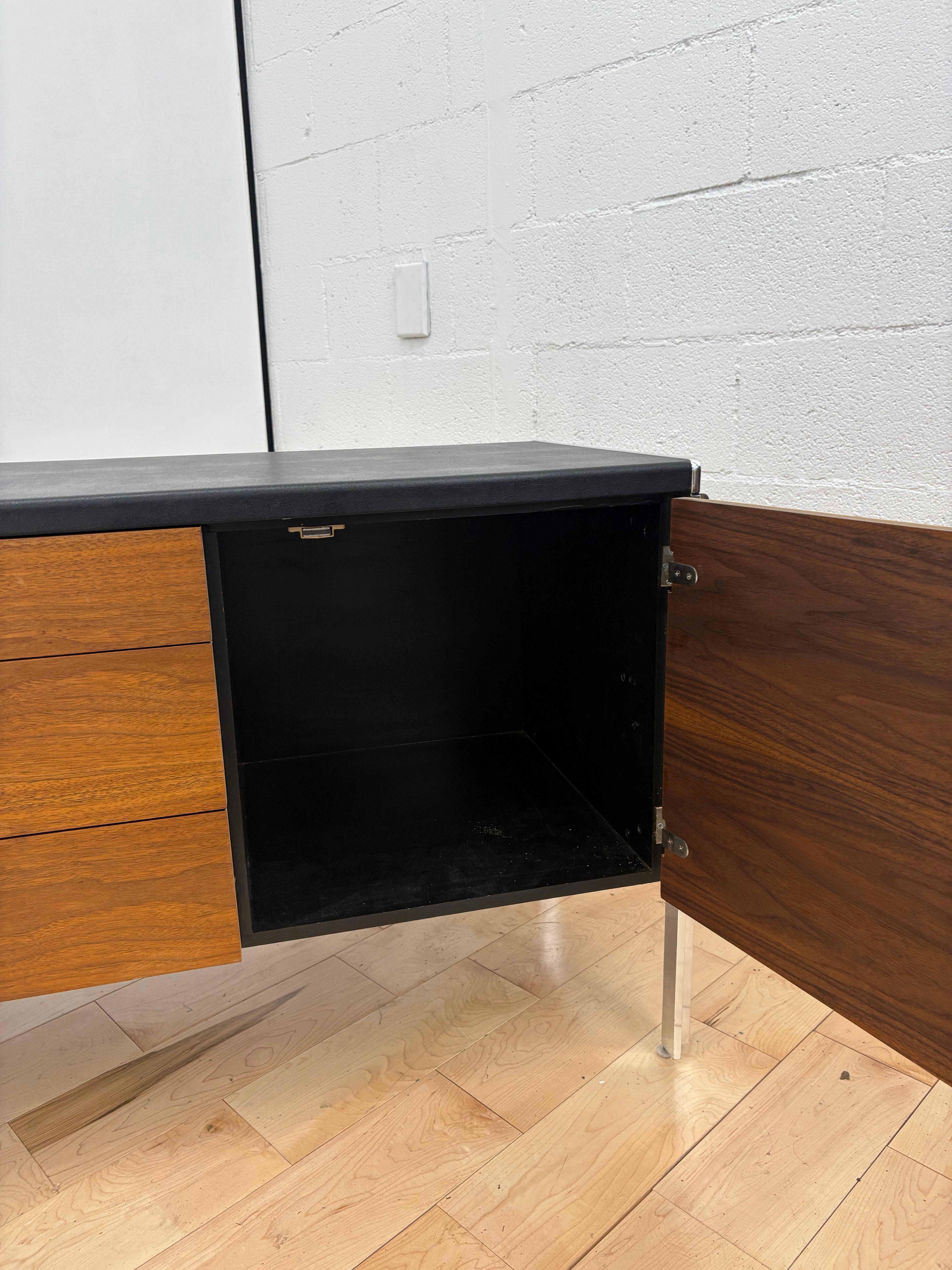 Moderno de mediados de siglo Nogal y cromo  Credenza de Alexis Yermakov para Stow Davis en Bueno estado para la venta en Los Angeles, CA