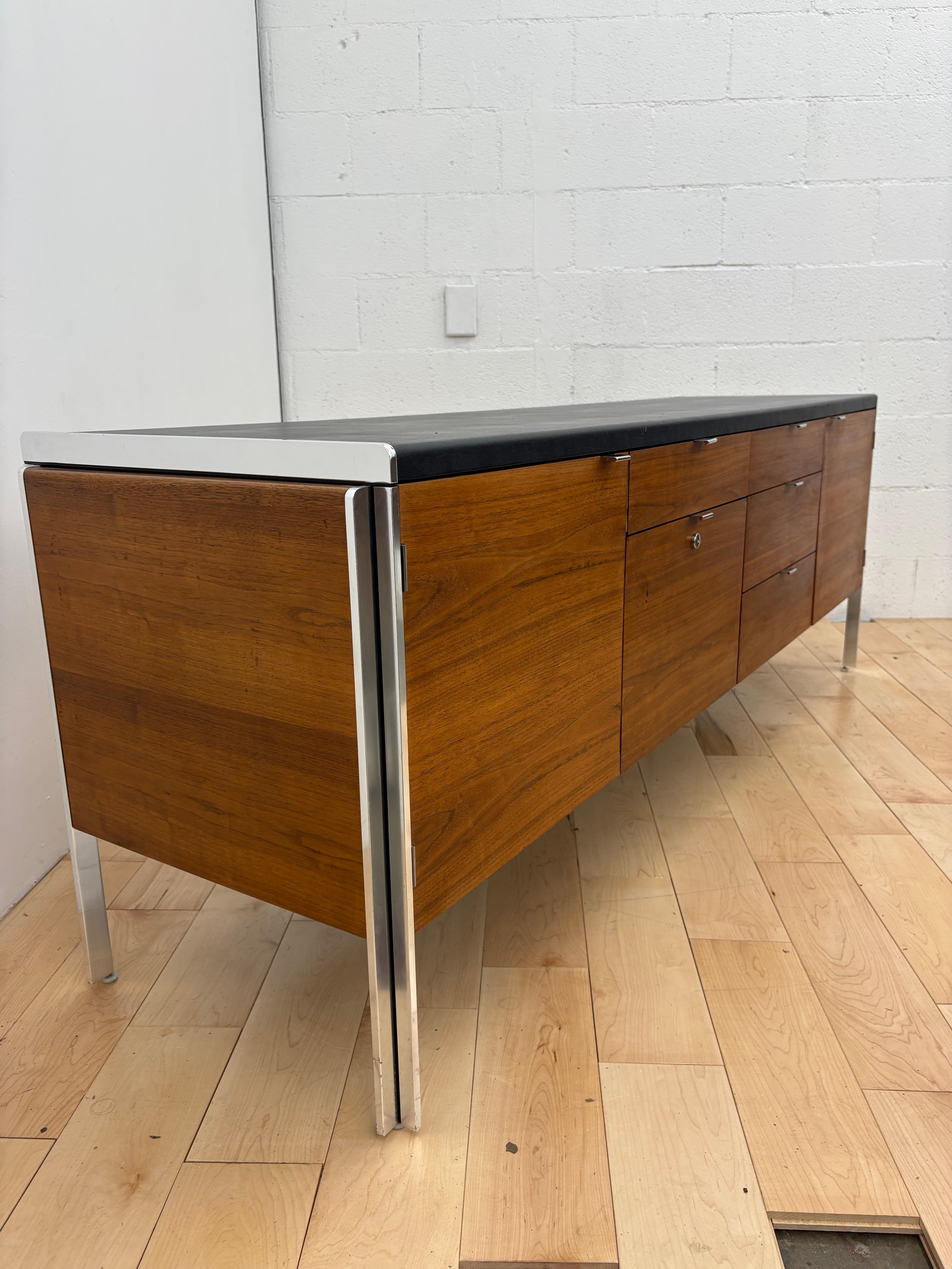 Moderno de mediados de siglo Nogal y cromo  Credenza de Alexis Yermakov para Stow Davis cuero de imitación en venta