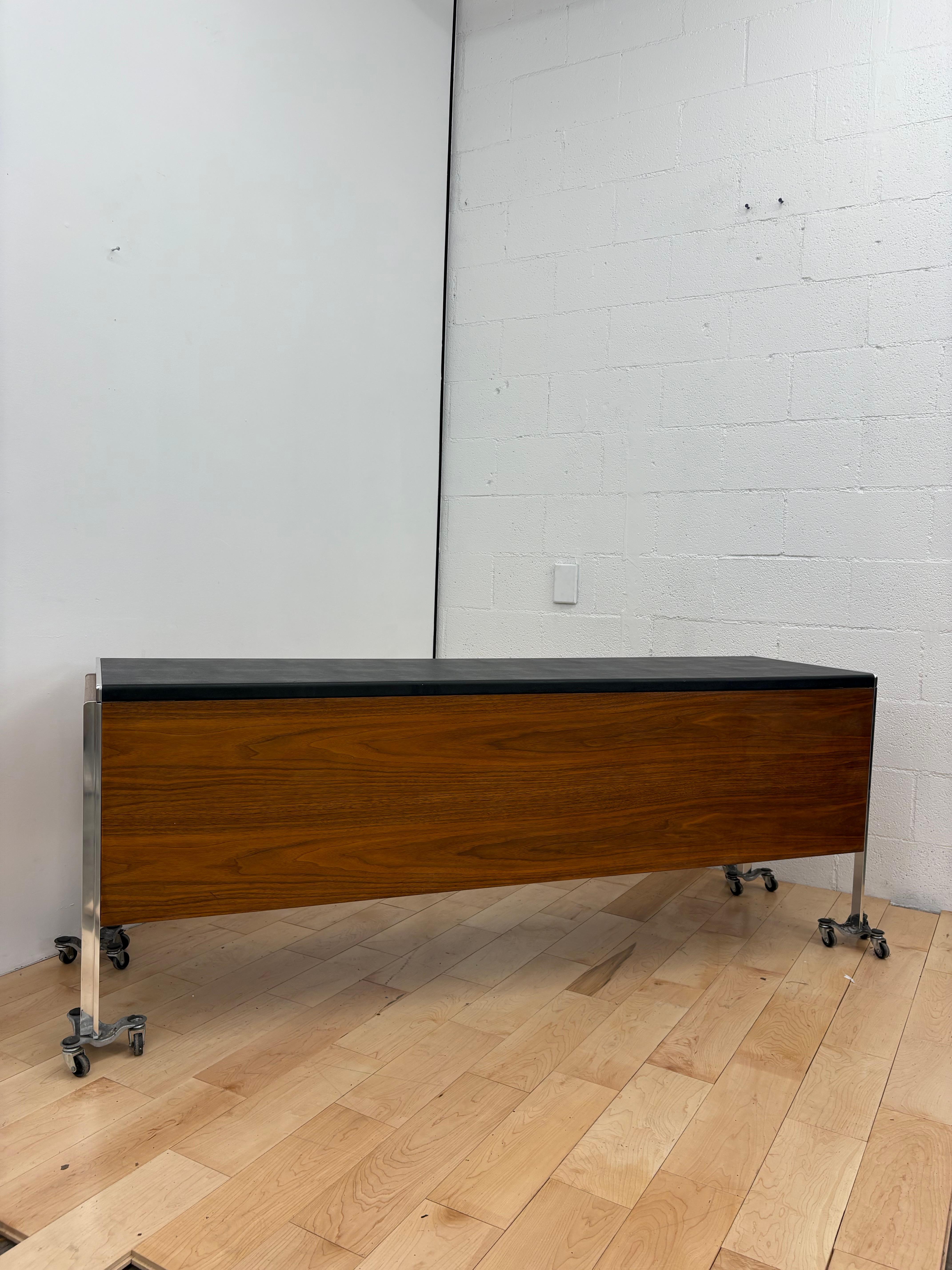 Moderno de mediados de siglo Nogal y cromo  Credenza de Alexis Yermakov para Stow Davis en venta 1