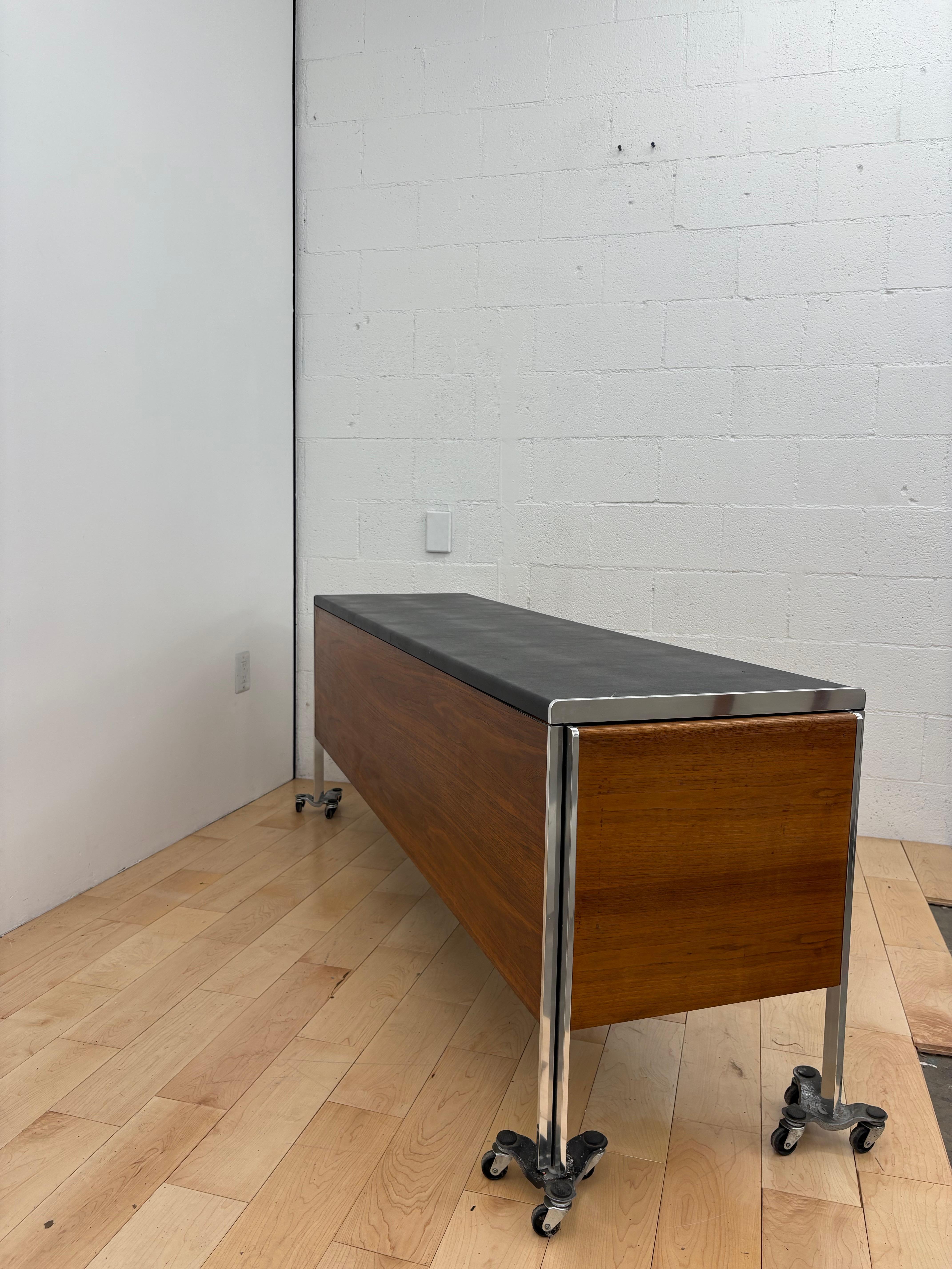 Moderno de mediados de siglo Nogal y cromo  Credenza de Alexis Yermakov para Stow Davis en venta 2