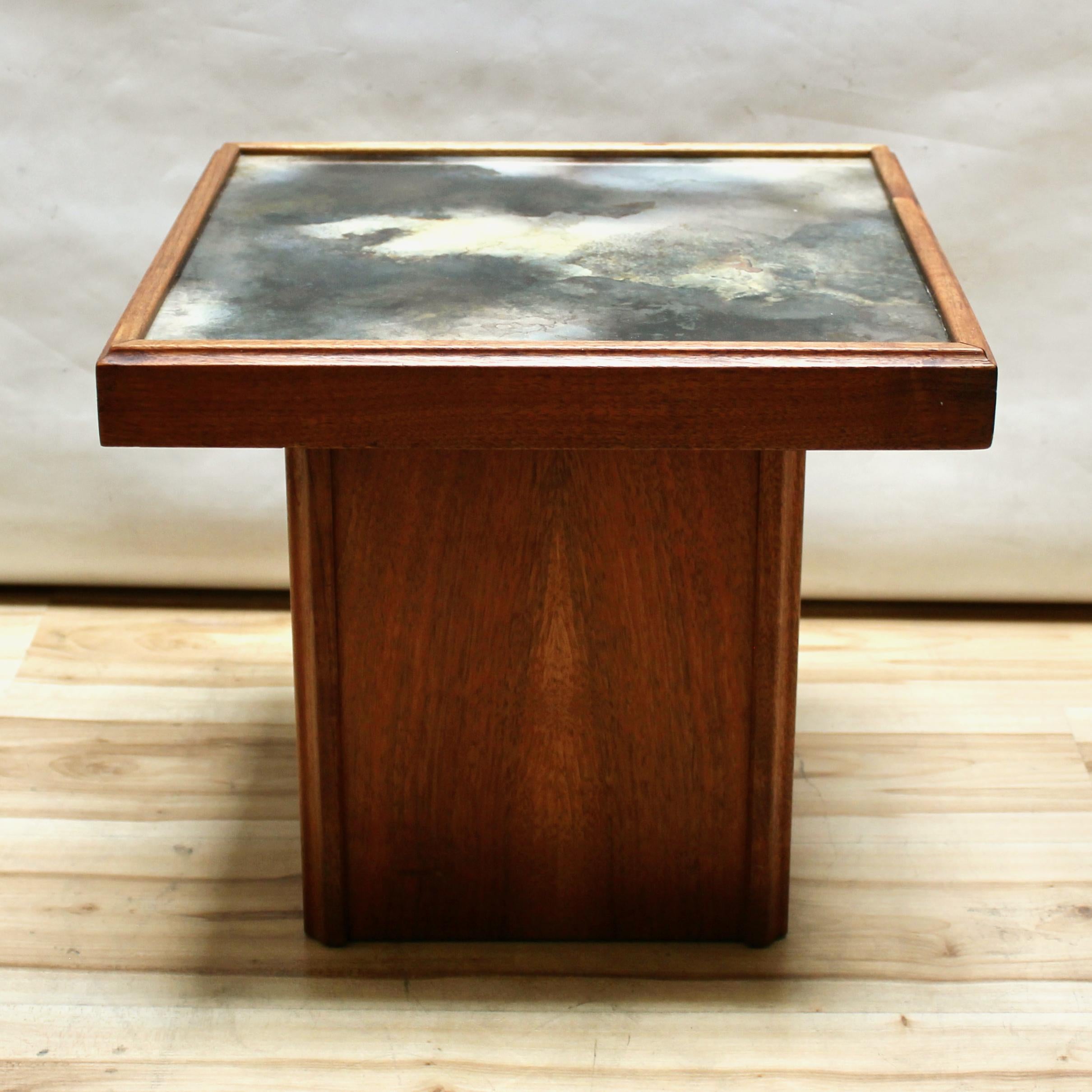 Mid-Century Modern walnut and glass pedestal end table by John Keal for Brown Saltman. The table has an oxidized pattern in the glass top. In excellent condition.

Measures: width: 17.25 in / depth: 17.25 in / height: 15.5 in.