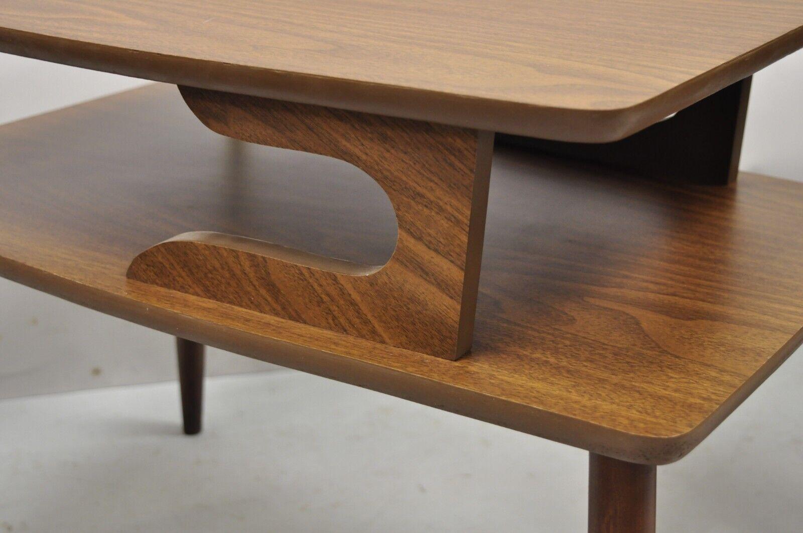 Moderne Mid-Century-Beistelltische aus Nussbaum und Laminat mit 2stufiger Platte – ein Paar (Moderne der Mitte des Jahrhunderts) im Angebot