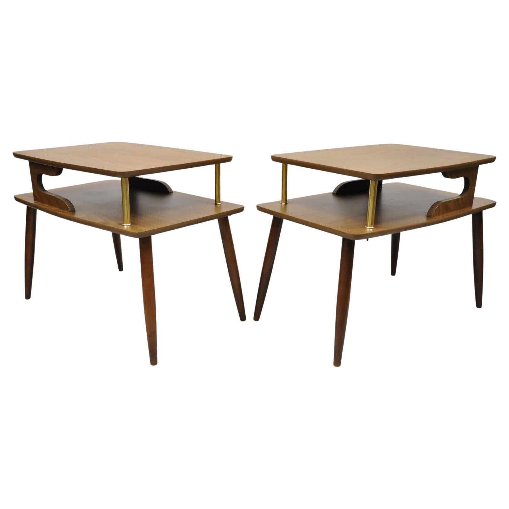Moderne Mid-Century-Beistelltische aus Nussbaum und Laminat mit 2stufiger Platte – ein Paar im Angebot