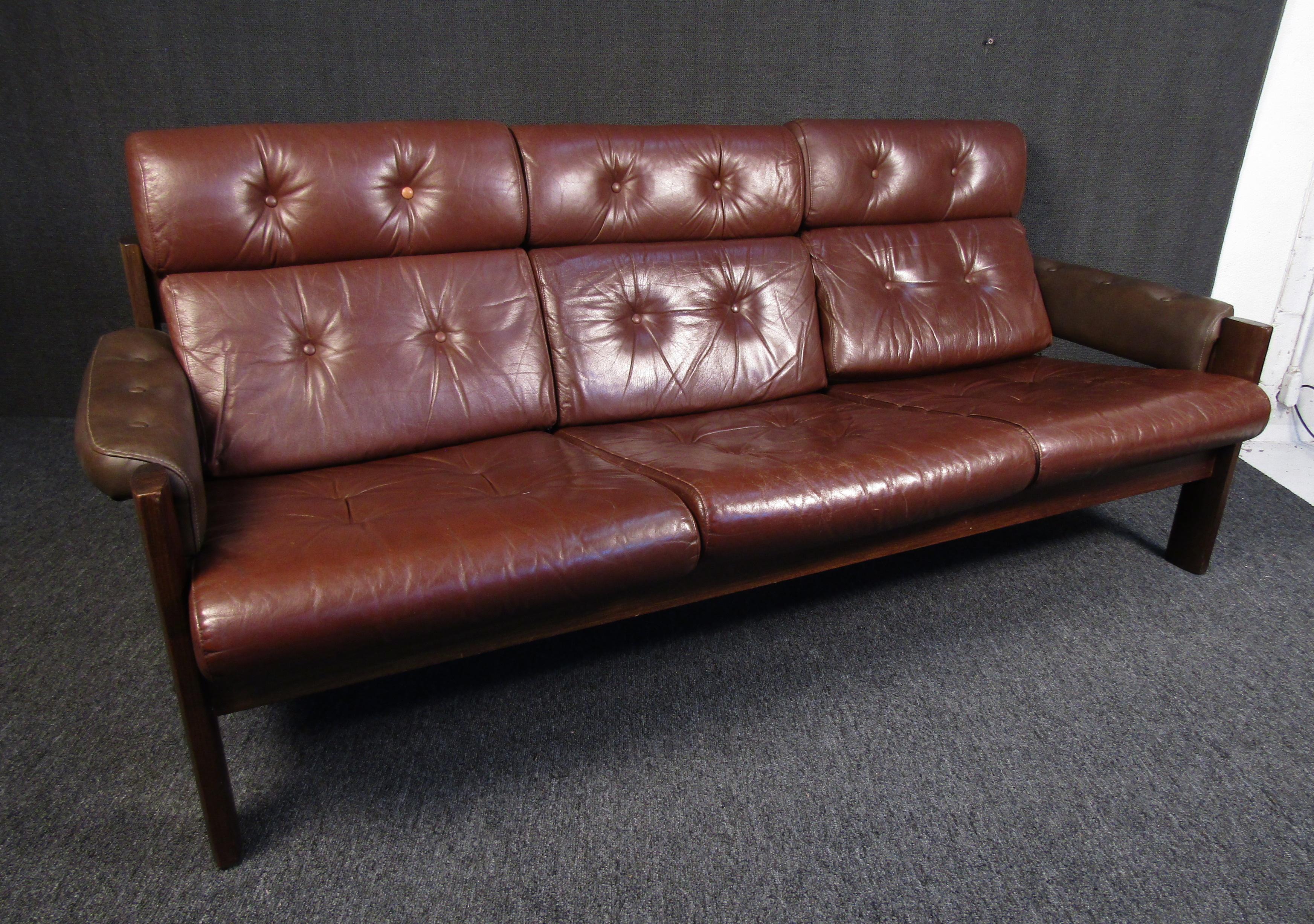 Mid-Century Modern Walnut and Leather Couch In Good Condition For Sale In Brooklyn, NY
